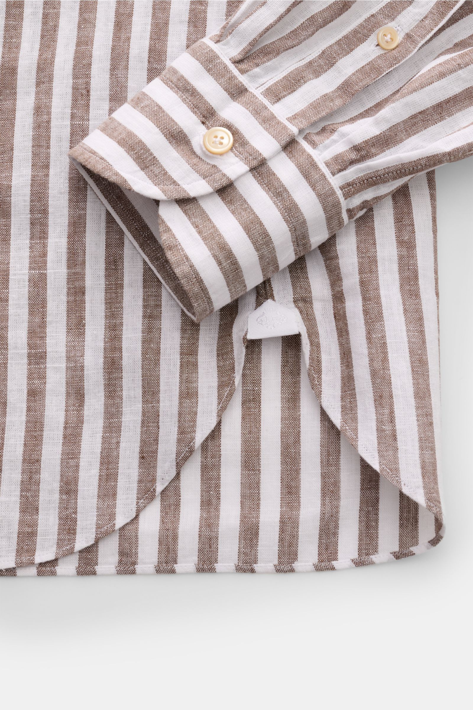 Borrelli Leinenhemd 'Ettore' Haifisch-Kragen braun/weiß gestreift, Detailaufnahme von Manschette und Saum, reines Leinen, luftige Qualität, Extra Slim Fit.
