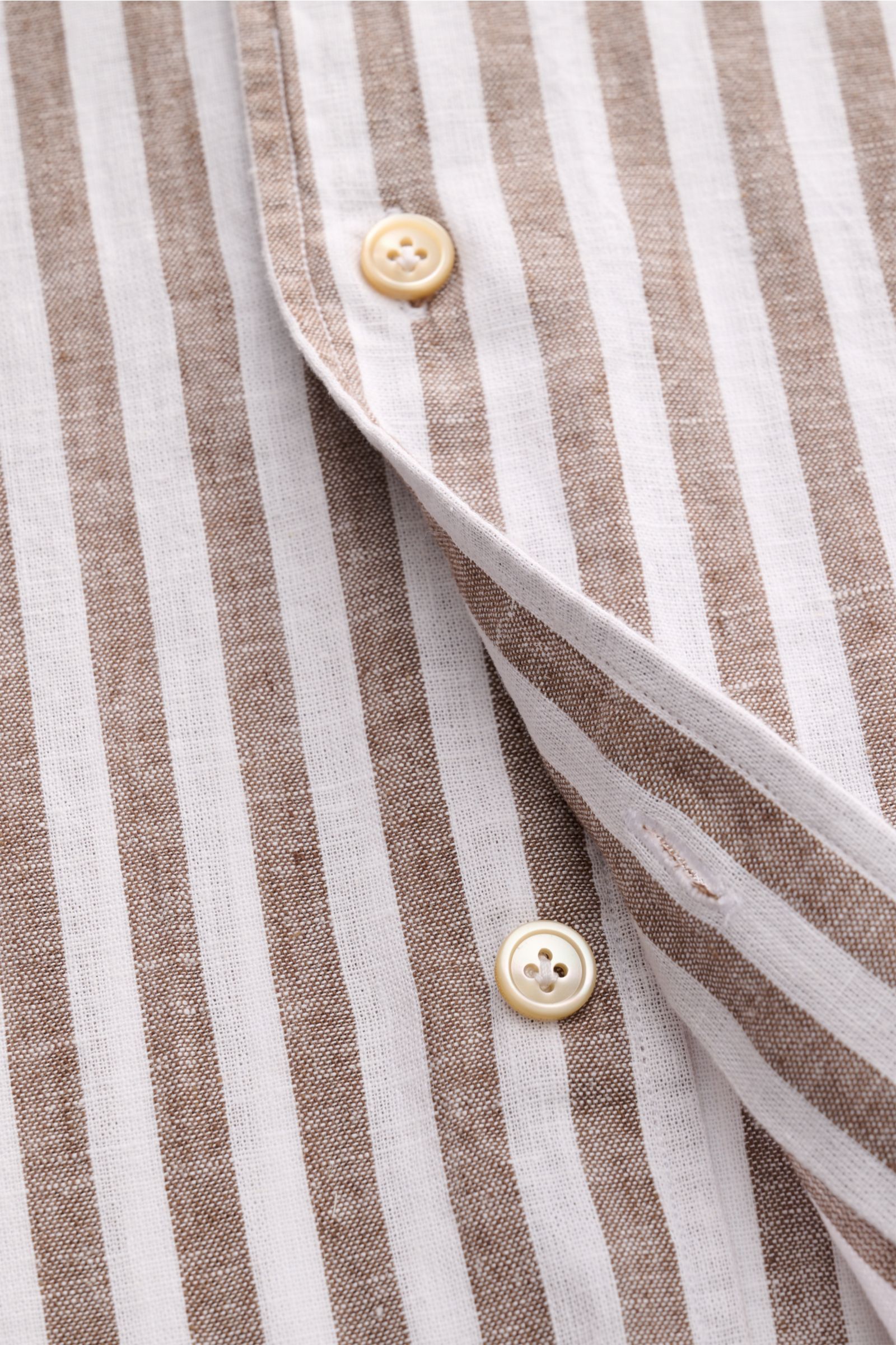 Borrelli Leinenhemd 'Ettore' Haifisch-Kragen braun/weiß gestreift, Detailaufnahme der Knopfleiste aus reinem, luftigen Leinen mit strukturierter Oberfläche.