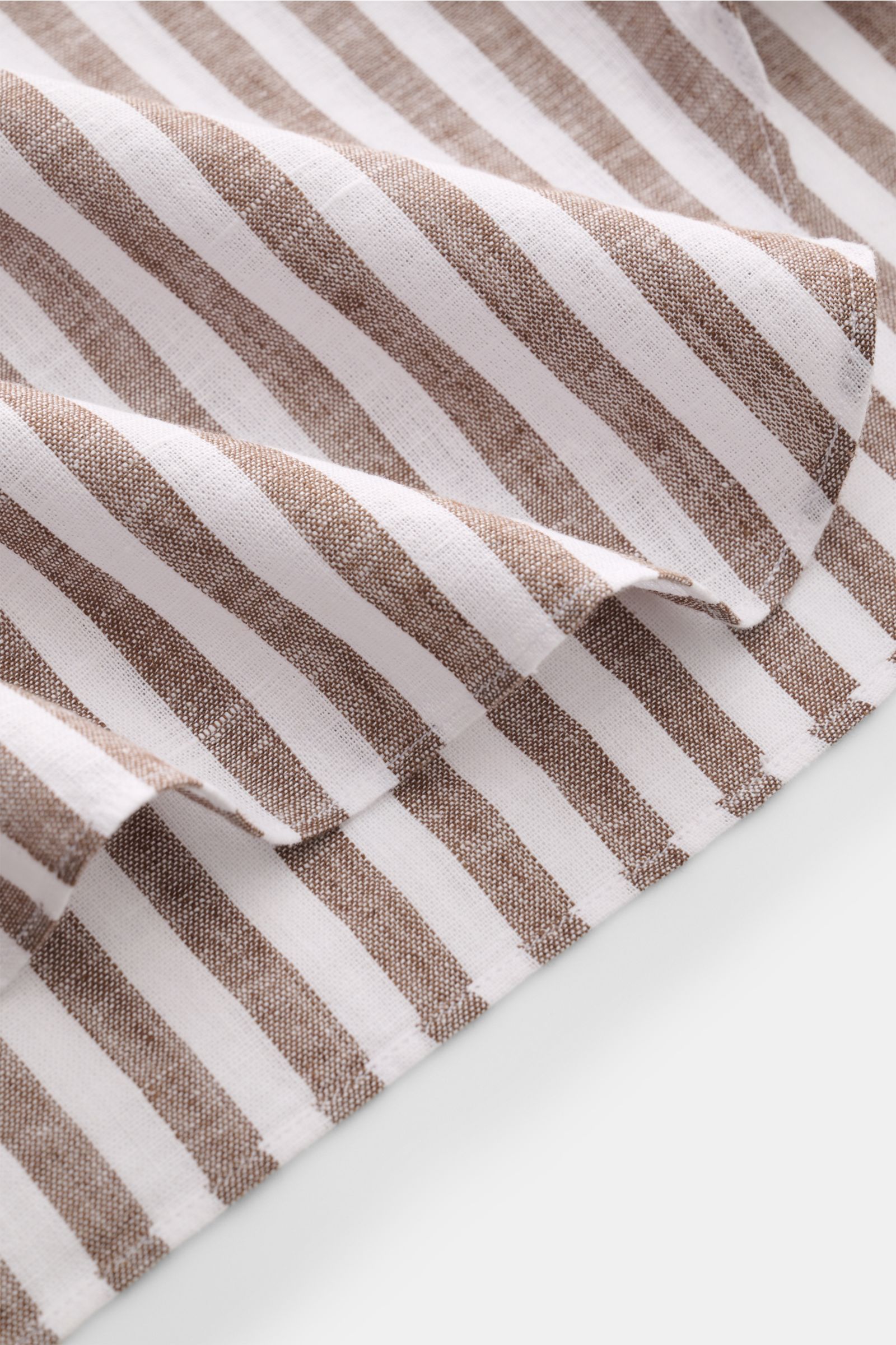 Borrelli Leinenhemd 'Ettore' Haifisch-Kragen braun/weiß gestreift, Detailaufnahme der luftigen Leinenstruktur und gerundeten Saumkante.