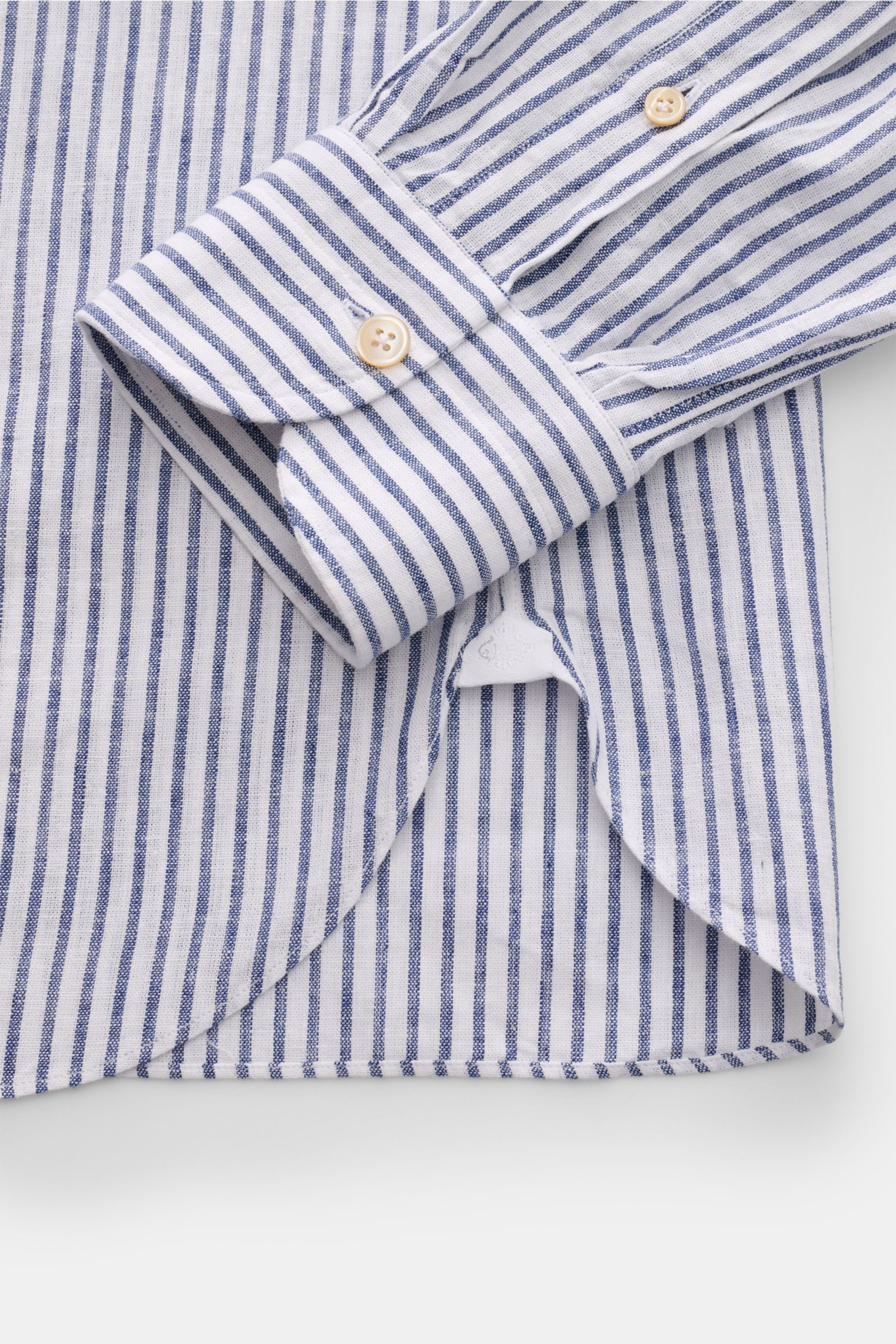 Borrelli Leinenhemd 'Ettore' Haifisch-Kragen navy/weiß gestreift, Detailaufnahme von Ärmeln, Manschette, Saum, reines Leinen, Extra Slim Fit.