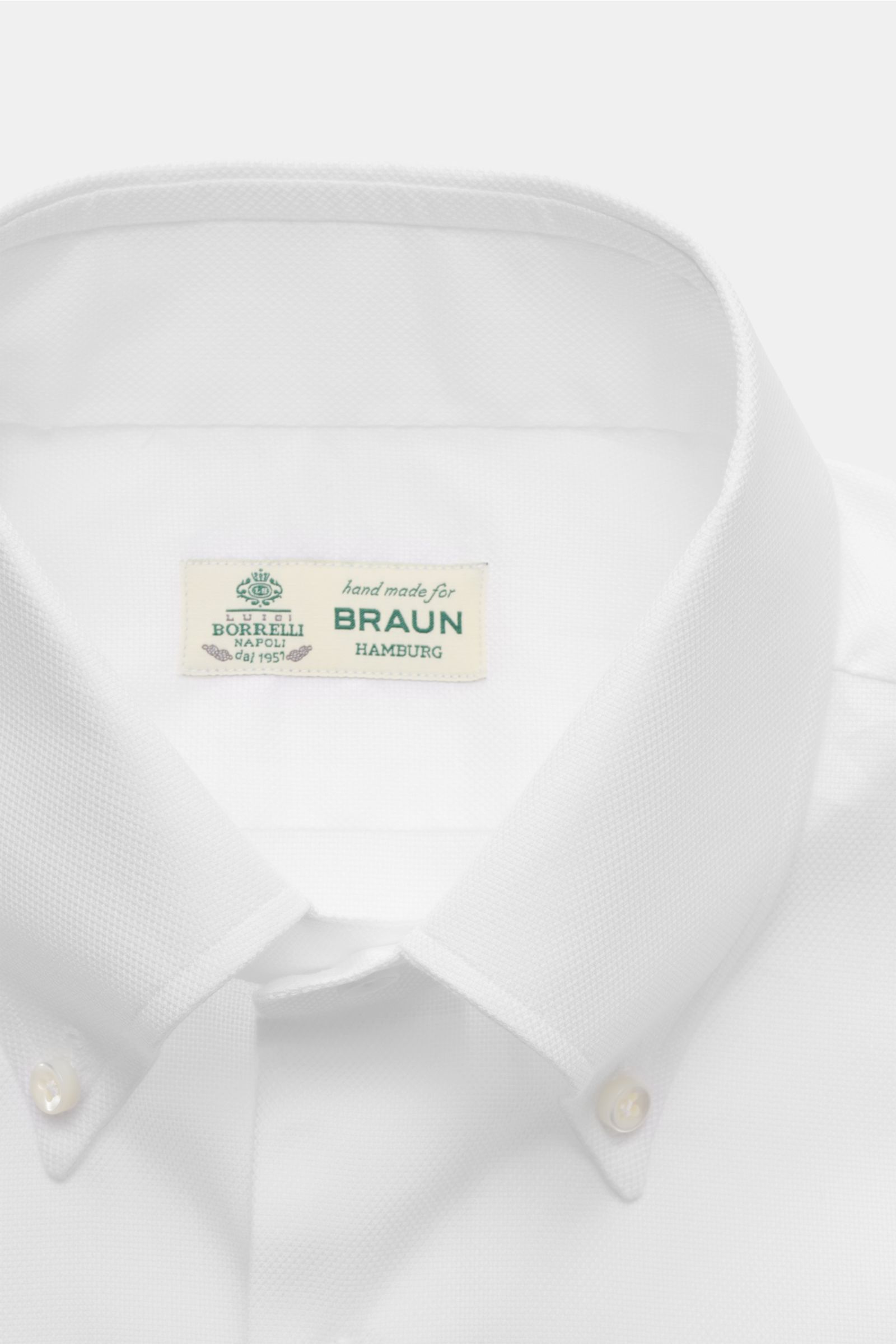 Weißes Borrelli Casual Hemd Button-Down-Kragen weiß in Nahaufnahme von oben, Popeline aus Baumwolle, Slim Fit, Perlmuttknöpfe, Sportmanschette, gerundeter Saum.