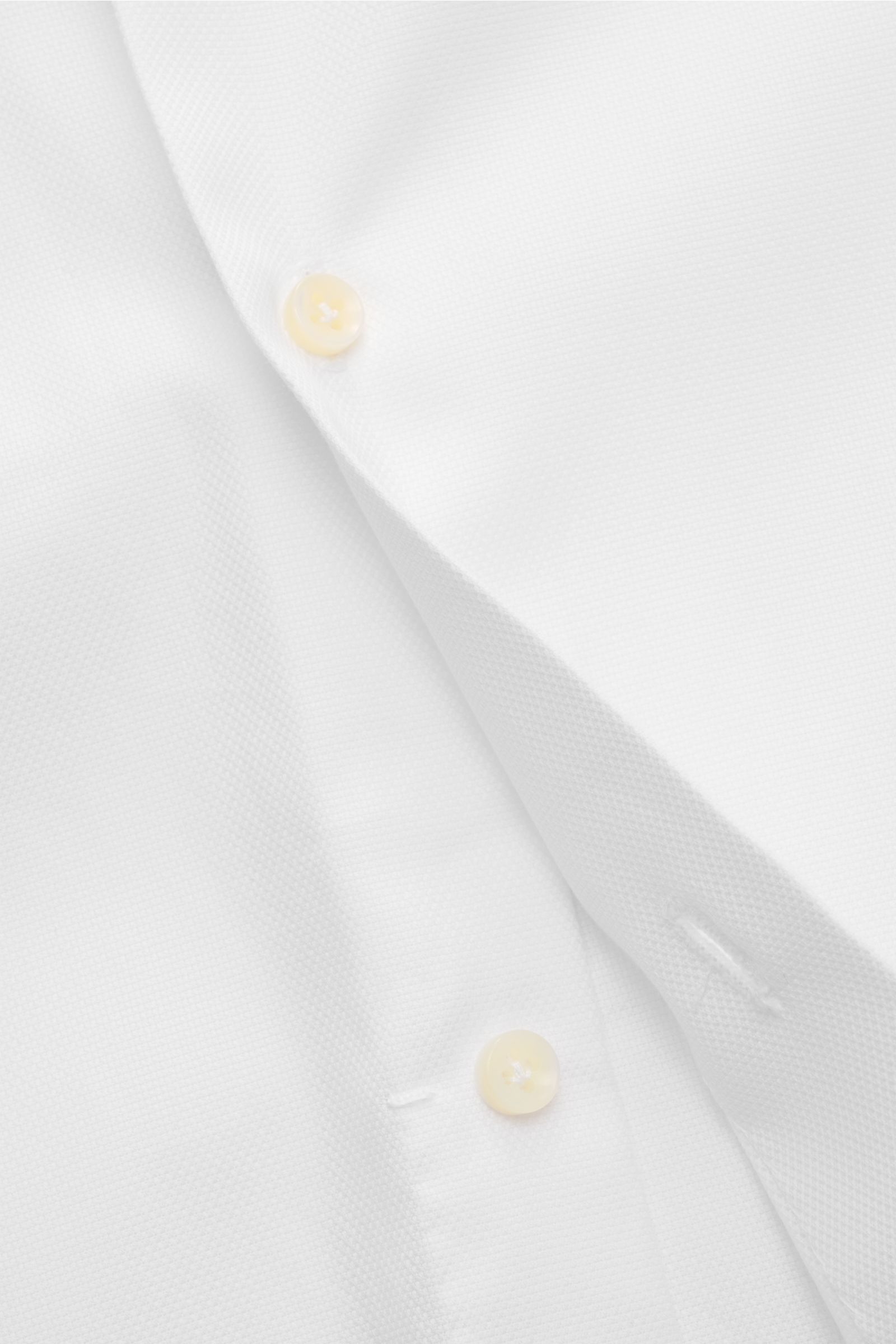 Borrelli Casual Hemd Button-Down-Kragen weiß in Nahaufnahme von vorne, Popeline Baumwolle, Slim Fit, Perlmuttknöpfe, klassische Sportmanschette.