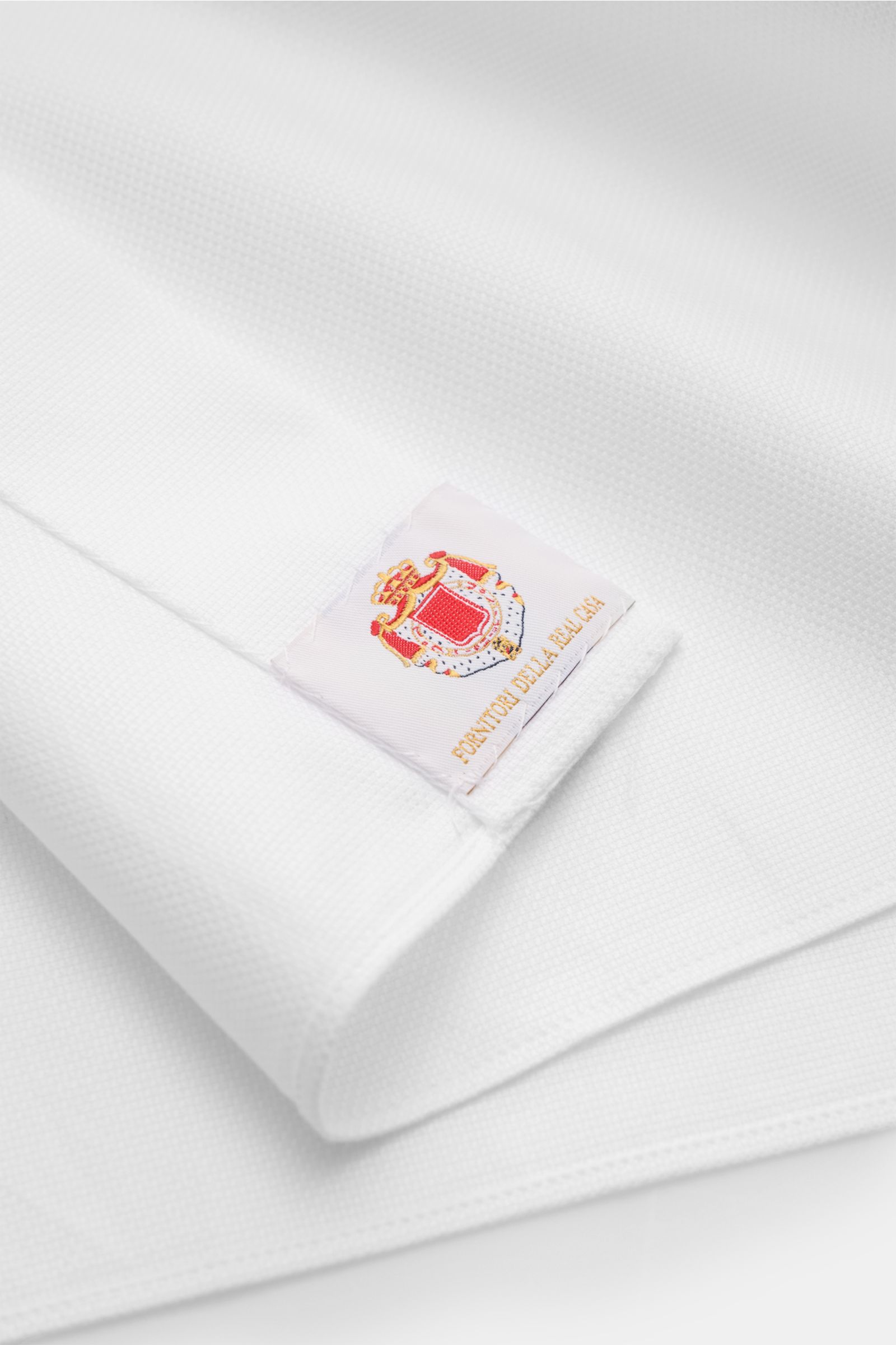 Borrelli Casual Hemd Button-Down-Kragen weiß, Nahaufnahme der Manschette mit Perlmuttknöpfen, Popeline aus reiner Baumwolle, Slim Fit, gerundeter Saum.