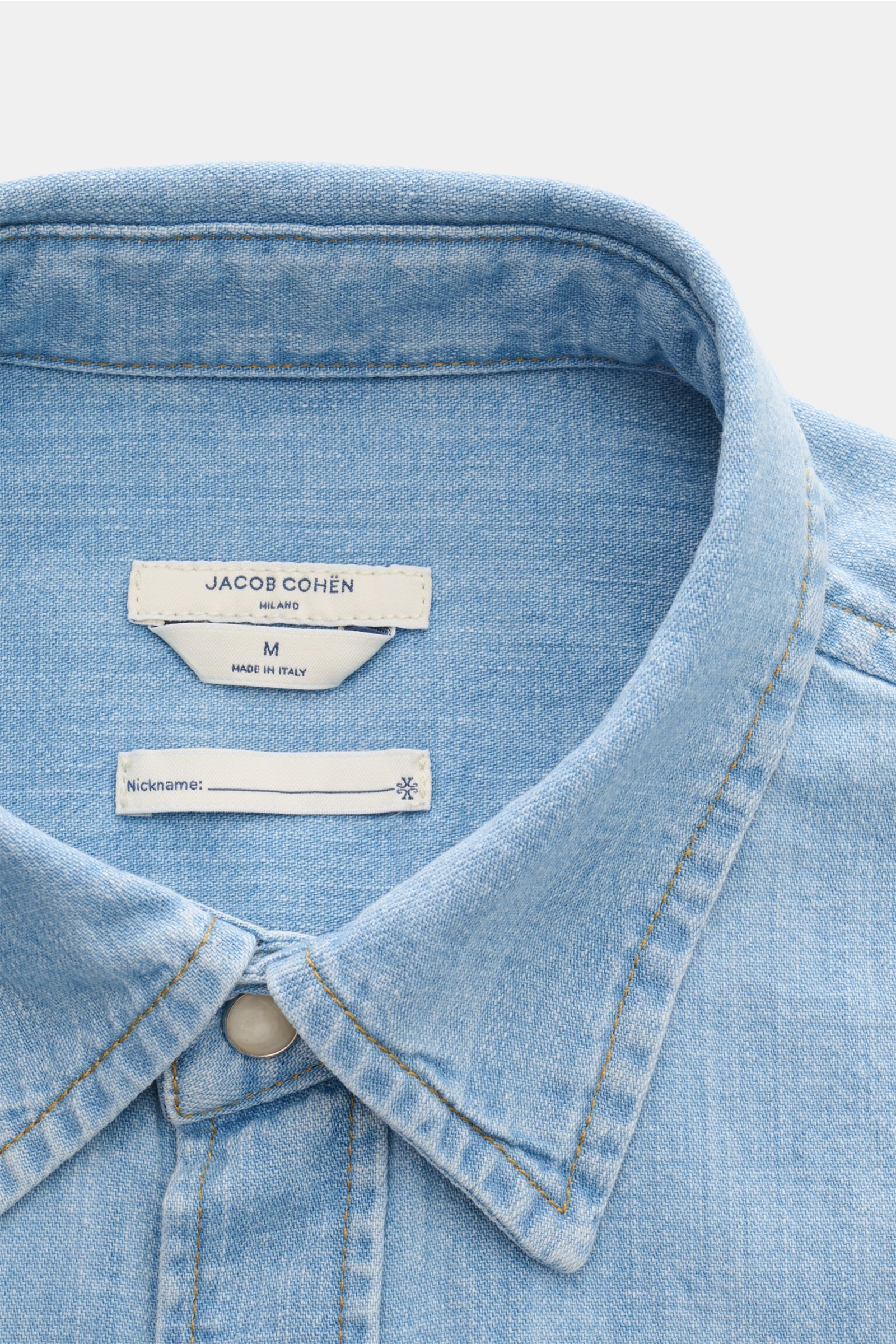 Close-up front view of the Jacob Cohen Jeanshemd Kent-Kragen hellblau, a slim fit light blue denim shirt with Kent collar, soft cotton fabric, and detailed stitching. 

Premium-Denim für den Sommer von JACOB COHEN: Das Jeanshemd aus leichter Baumwollqu