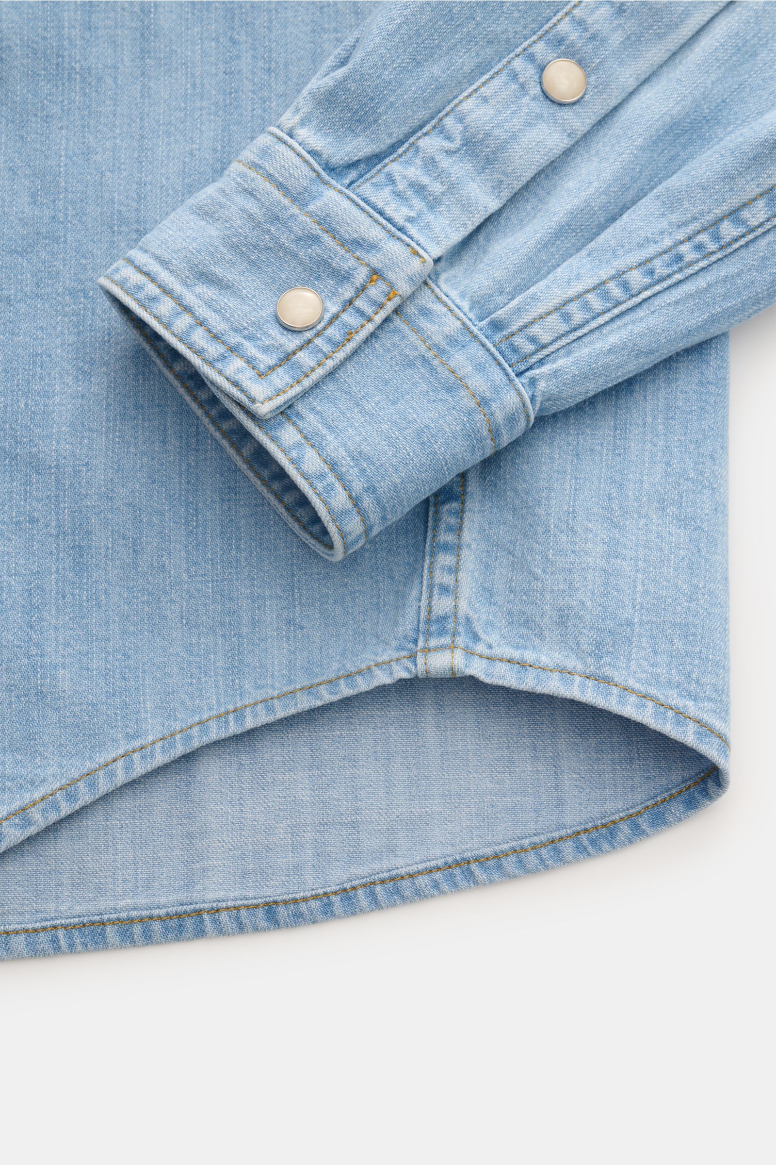 Close-up front view of the Jacob Cohen Jeanshemd Kent-Kragen hellblau, a light blue slim fit denim shirt with soft cotton fabric, double-button sport cuff, and slightly rounded hem. Premium summer denim by JACOB COHEN: lightweight cotton quality ideal for