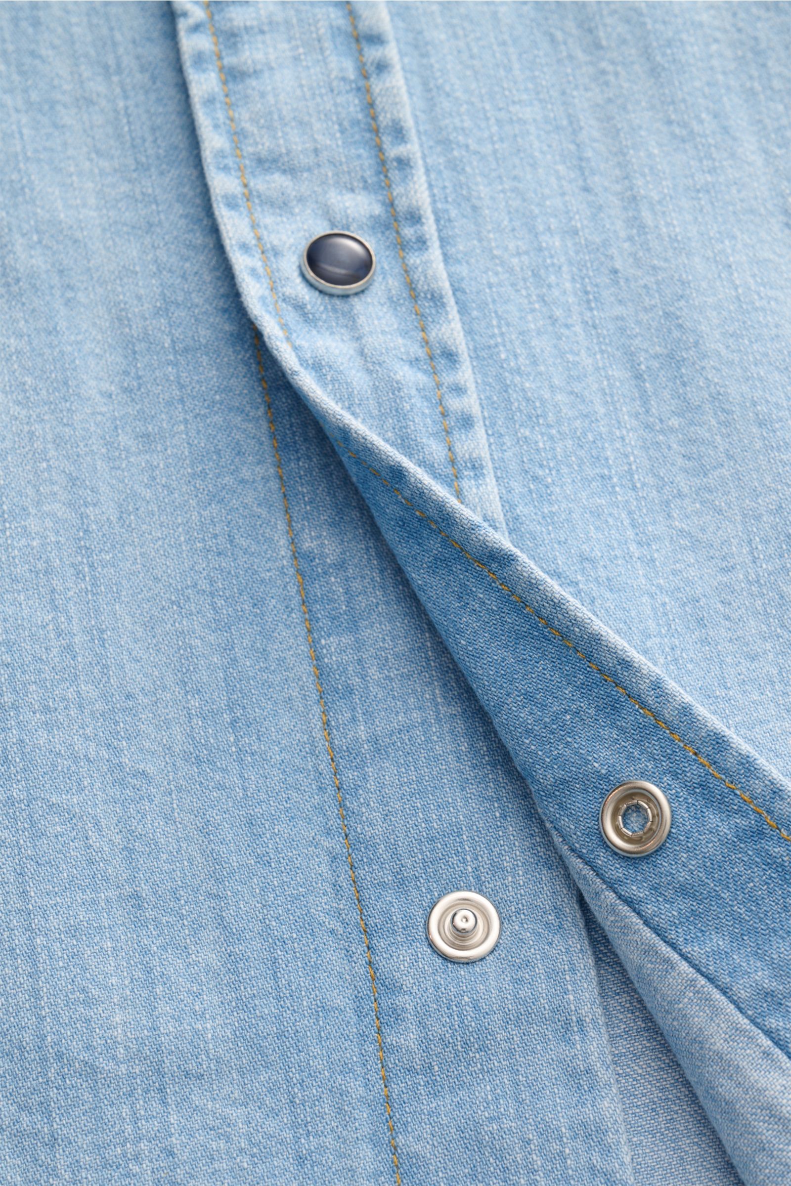 Close-up front view of the Jacob Cohen Jeanshemd Kent-Kragen hellblau, a light blue slim fit denim shirt with snap buttons and detailed stitching.

Description:
Premium-Denim für den Sommer von JACOB COHEN: Das Jeanshemd aus leichter Baumwollqualität i