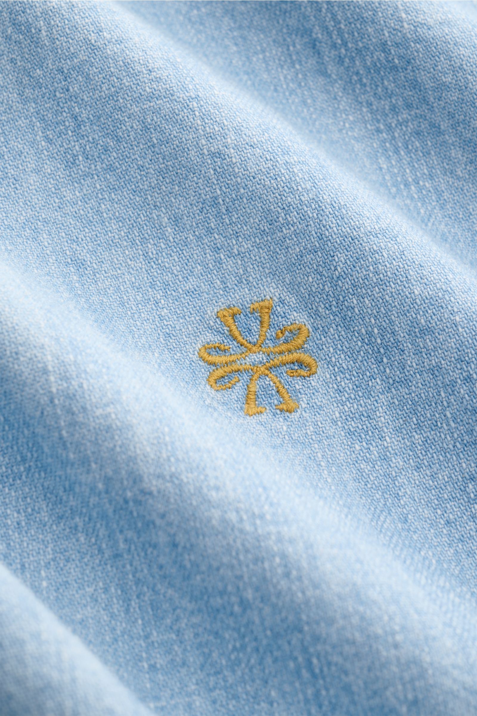 Close-up front view of Jacob Cohen Jeanshemd Kent-Kragen hellblau showing light blue pure cotton denim with soft texture and yellow logo stitching.

Premium-Denim für den Sommer von JACOB COHEN: Das Jeanshemd aus leichter Baumwollqualität ist das ideal