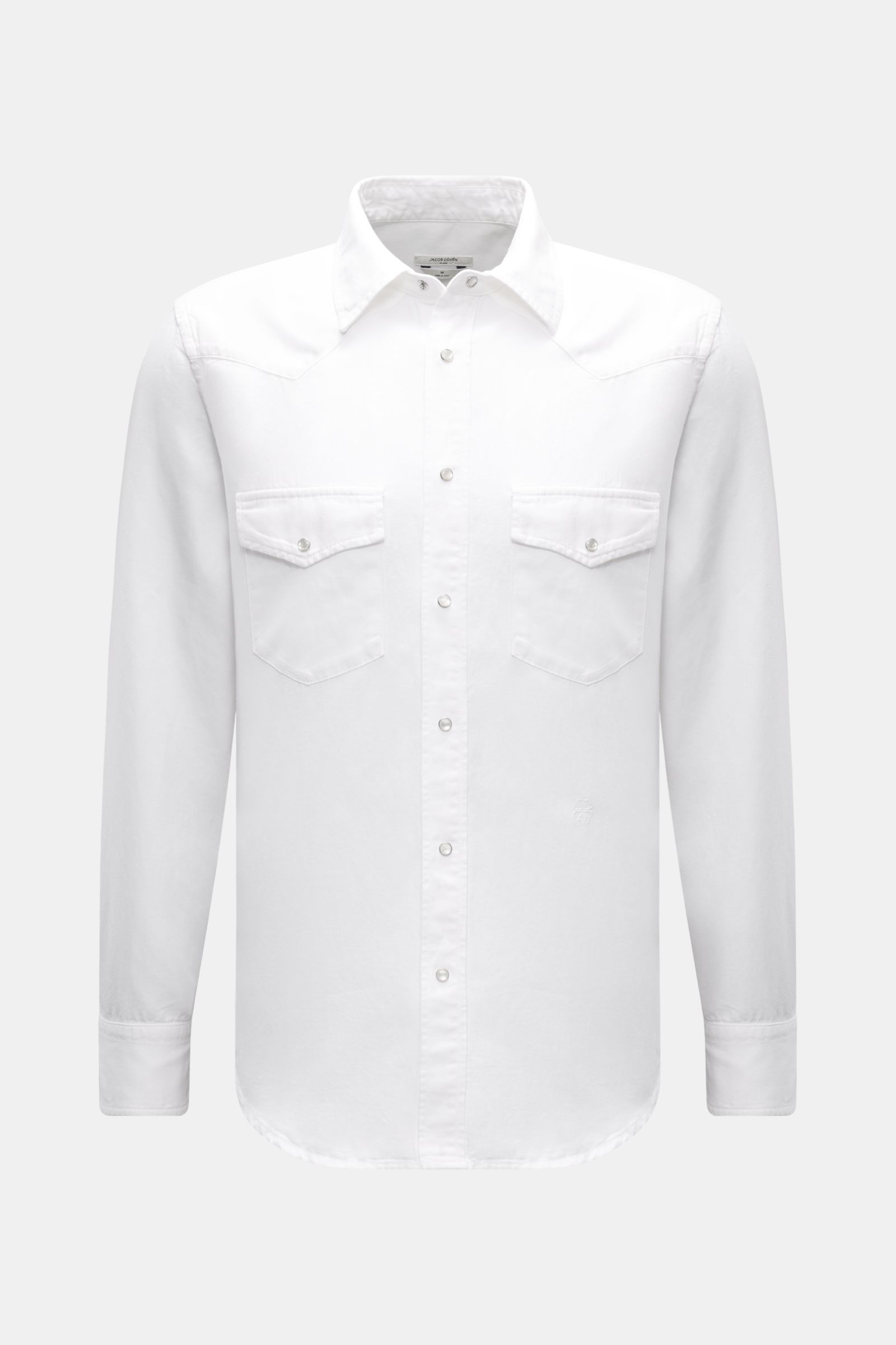 Frontale Nahaufnahme des Jacob Cohen Jeanshemds schmaler Kragen offwhite aus Baumwolle, Leinen und Lyocell mit Western-Schulterpasse, Druckknopfleiste und Brusttaschen.
