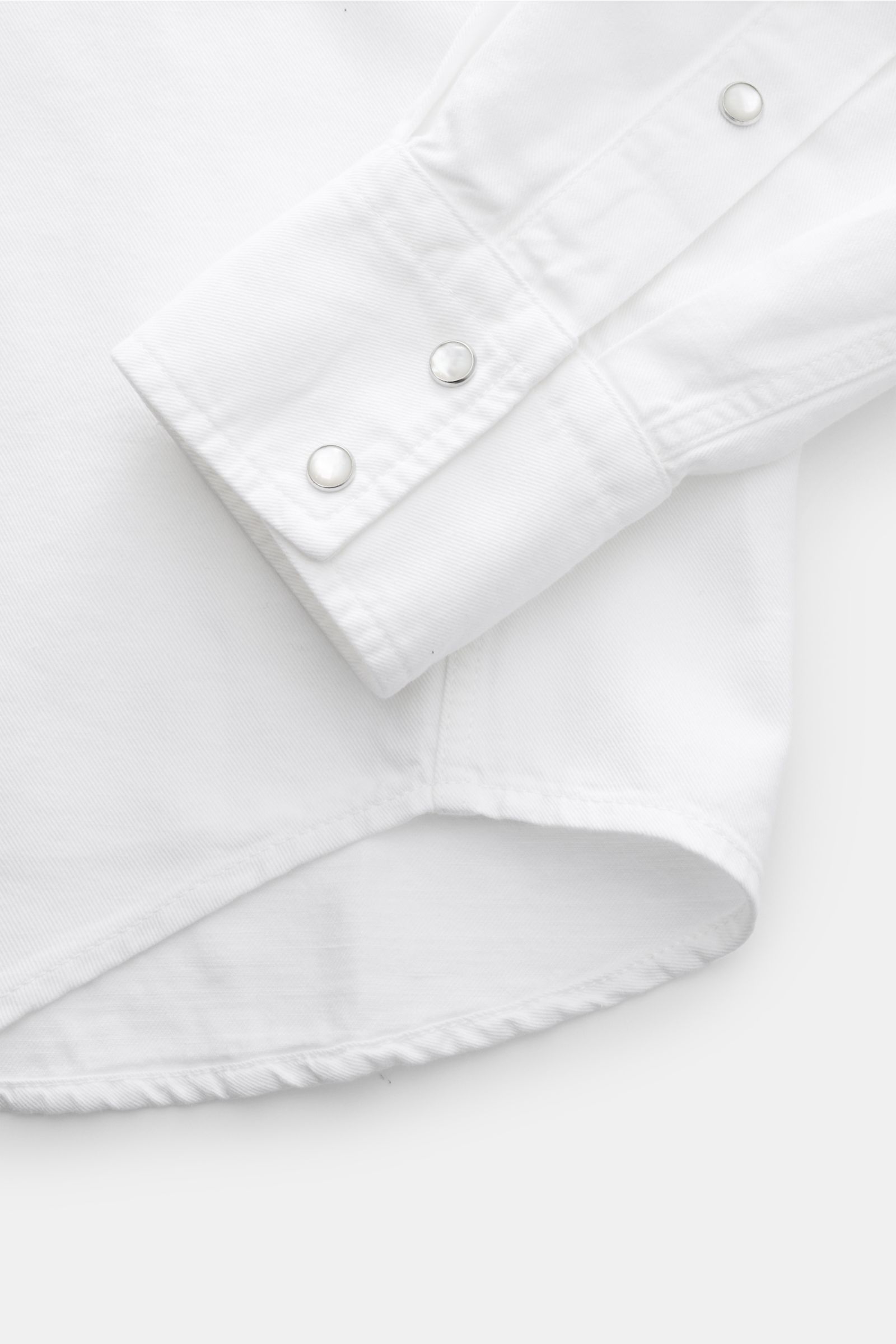 Jacob Cohen Jeanshemd schmaler Kragen offwhite, Detailaufnahme Manschette und Saum, Denim aus Baumwolle, Leinen, Lyocell, Slim Fit, Western-Stil, Druckknöpfe.