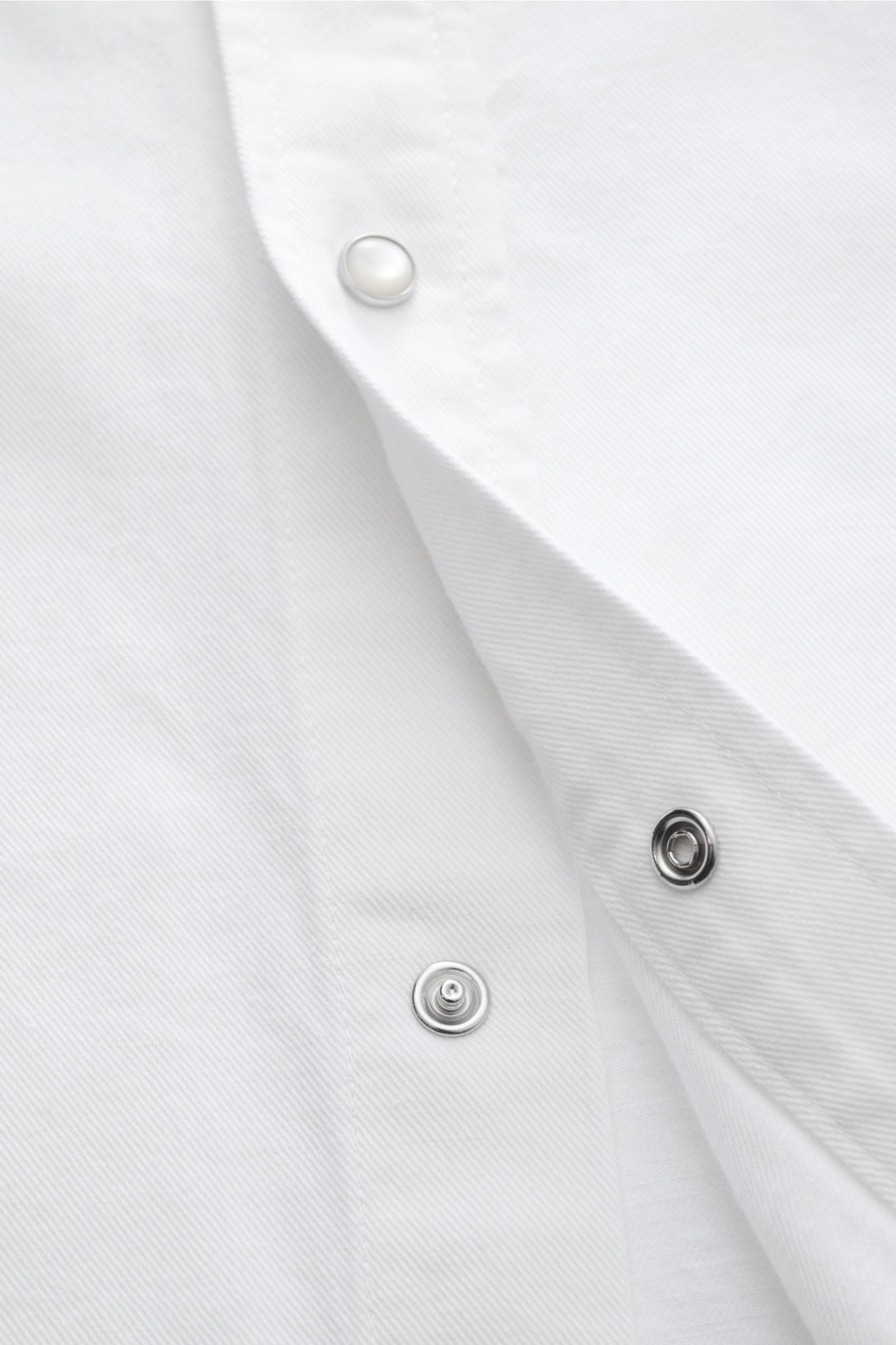 Jacob Cohen Jeanshemd schmaler Kragen offwhite in Nahaufnahme, zeigt Druckknopfleiste, weichen Denim aus Baumwolle, Leinen, Lyocell.