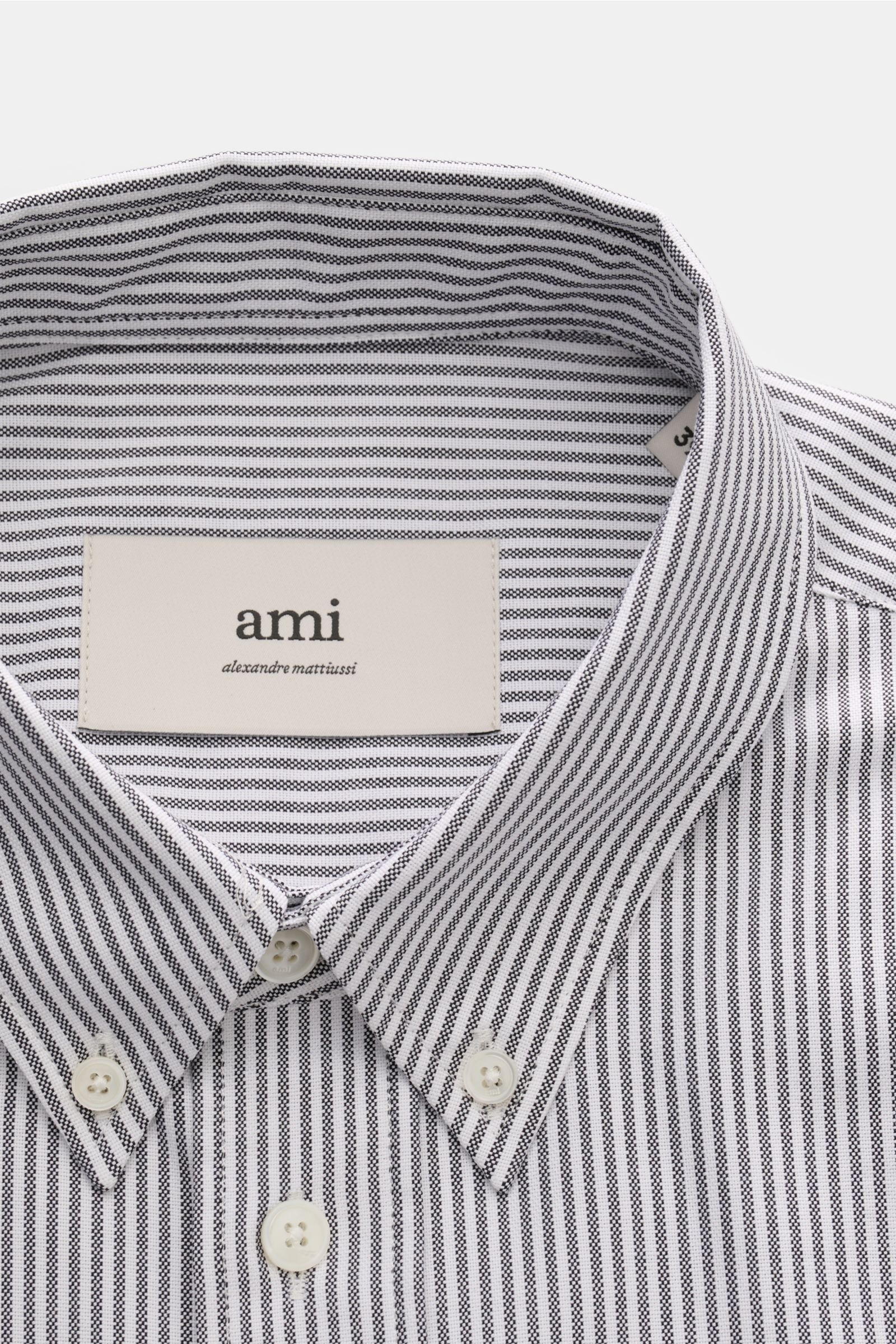 Ami Paris Oxford-Hemd Button-Down-Kragen anthrazit/weiß gestreift, sportlich-lässig, reine Baumwolle, Oversized Fit, Knopfleiste, Detailaufnahme von oben.