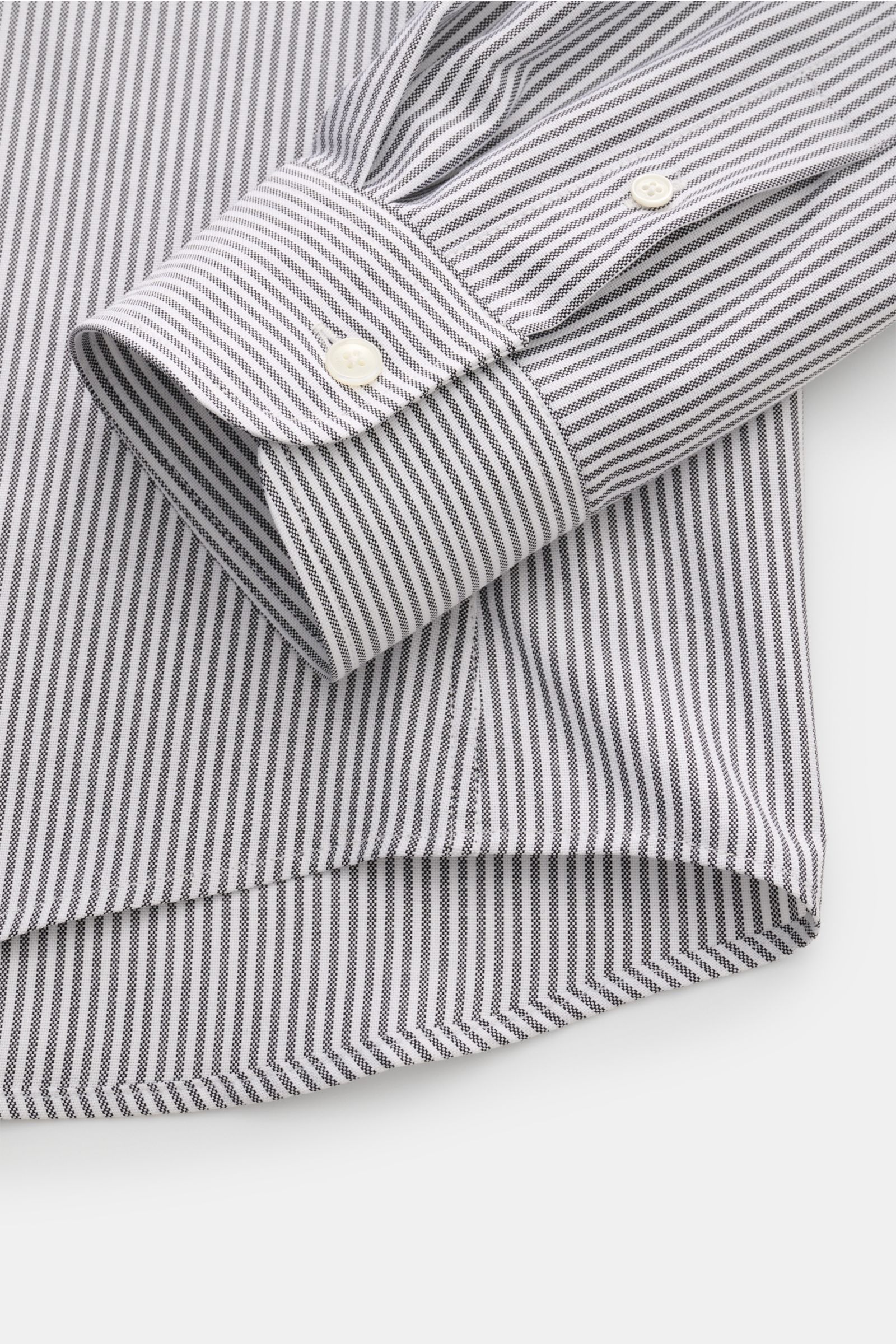 Ami Paris Oxford-Hemd Button-Down-Kragen anthrazit/weiß gestreift, Nahaufnahme von Manschette und gerundetem Saum, reine Baumwolle, Oversized Fit, sportlich-lässig.
