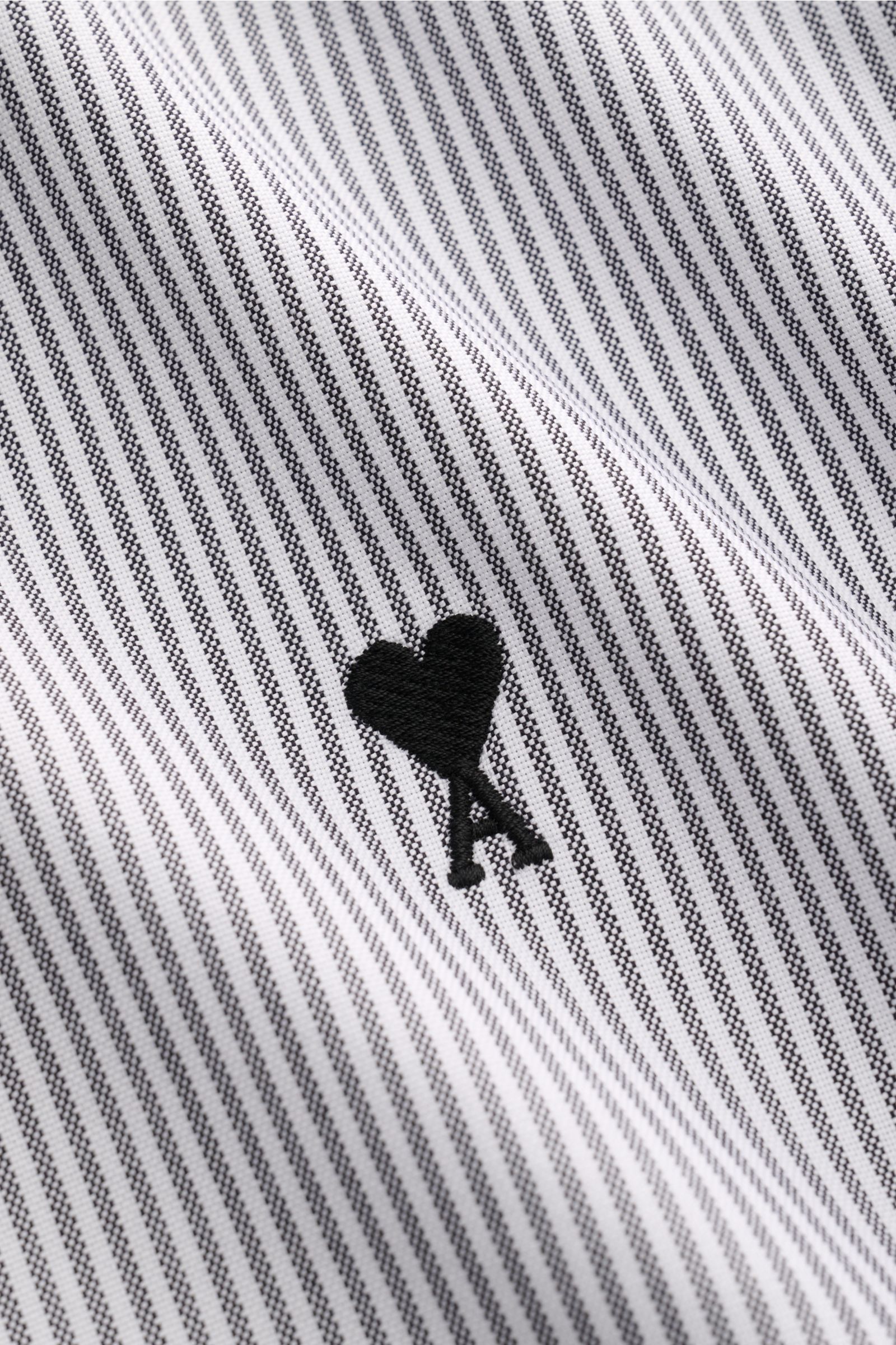 Ami Paris Oxford-Hemd Button-Down-Kragen anthrazit/weiß gestreift in Nahaufnahme, Detail des feinen Baumwollstoffs mit markentypischem schwarzen Herz-Stick.