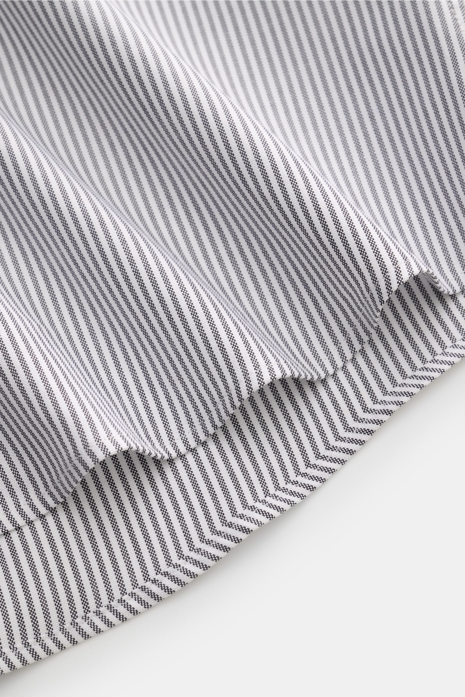 Nahaufnahme des Stoffes vom Ami Paris Oxford-Hemd Button-Down-Kragen anthrazit/weiß gestreift mit feinem Streifenmuster und gerundetem Saum.