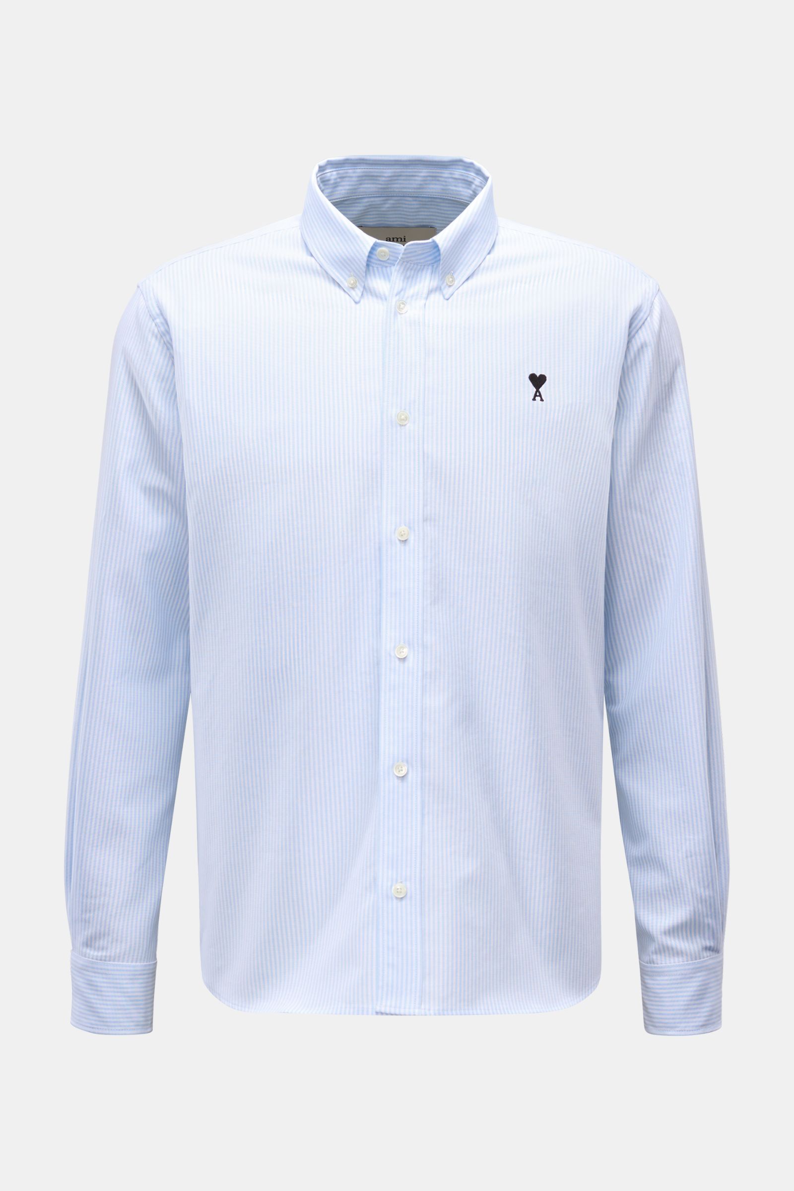 Ami Paris Oxford-Hemd Button-Down-Kragen hellblau/weiß gestreift, Oversize, reine Baumwolle, Frontansicht mit Knopfleiste und Brust-Stick.