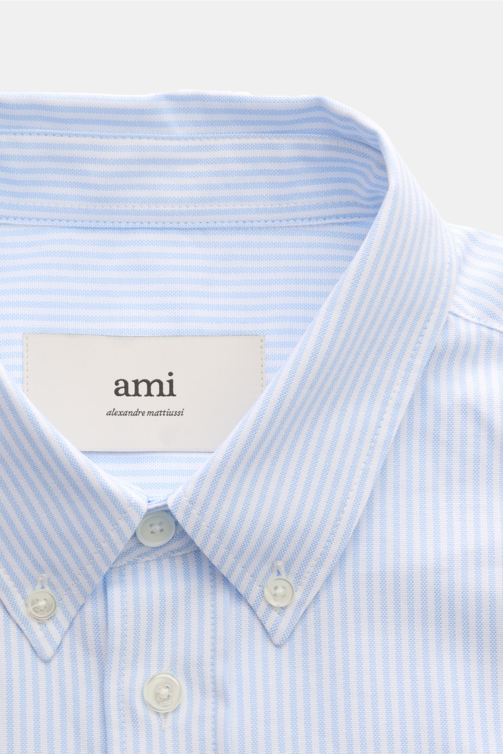 Ami Paris Oxford-Hemd Button-Down-Kragen hellblau/weiß gestreift, Nahaufnahme von oben, Button-Down-Kragen, feine Streifen, reine Baumwolle.