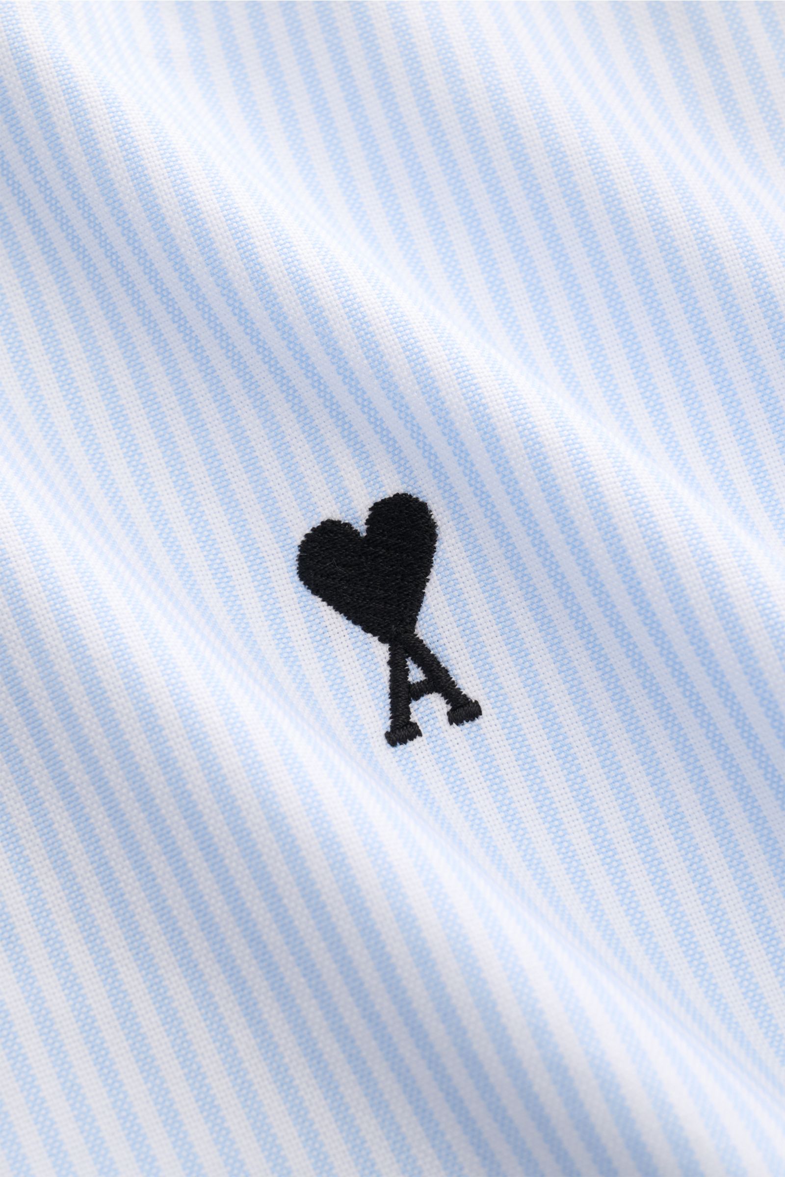 Ami Paris Oxford-Hemd Button-Down-Kragen hellblau/weiß gestreift, Detailaufnahme Stoff mit Stick, reiner Baumwolle, Oversized Fit, sportlich-lässig.