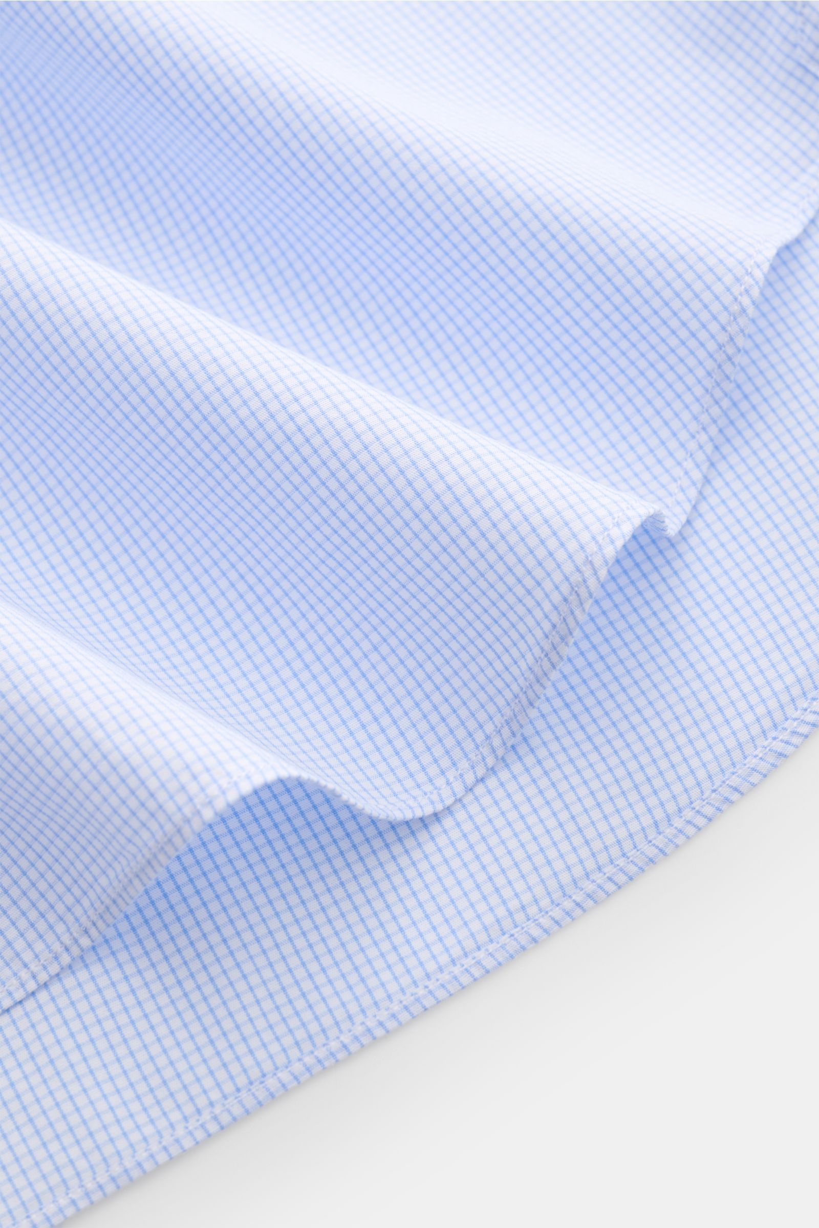 Gherardi Casual Hemd Haifisch-Kragen hellblau/weiß kariert, Slim Fit, Popeline-Baumwolle, glatter Griff, Haifisch-Kragen, Saum, Detailaufnahme.