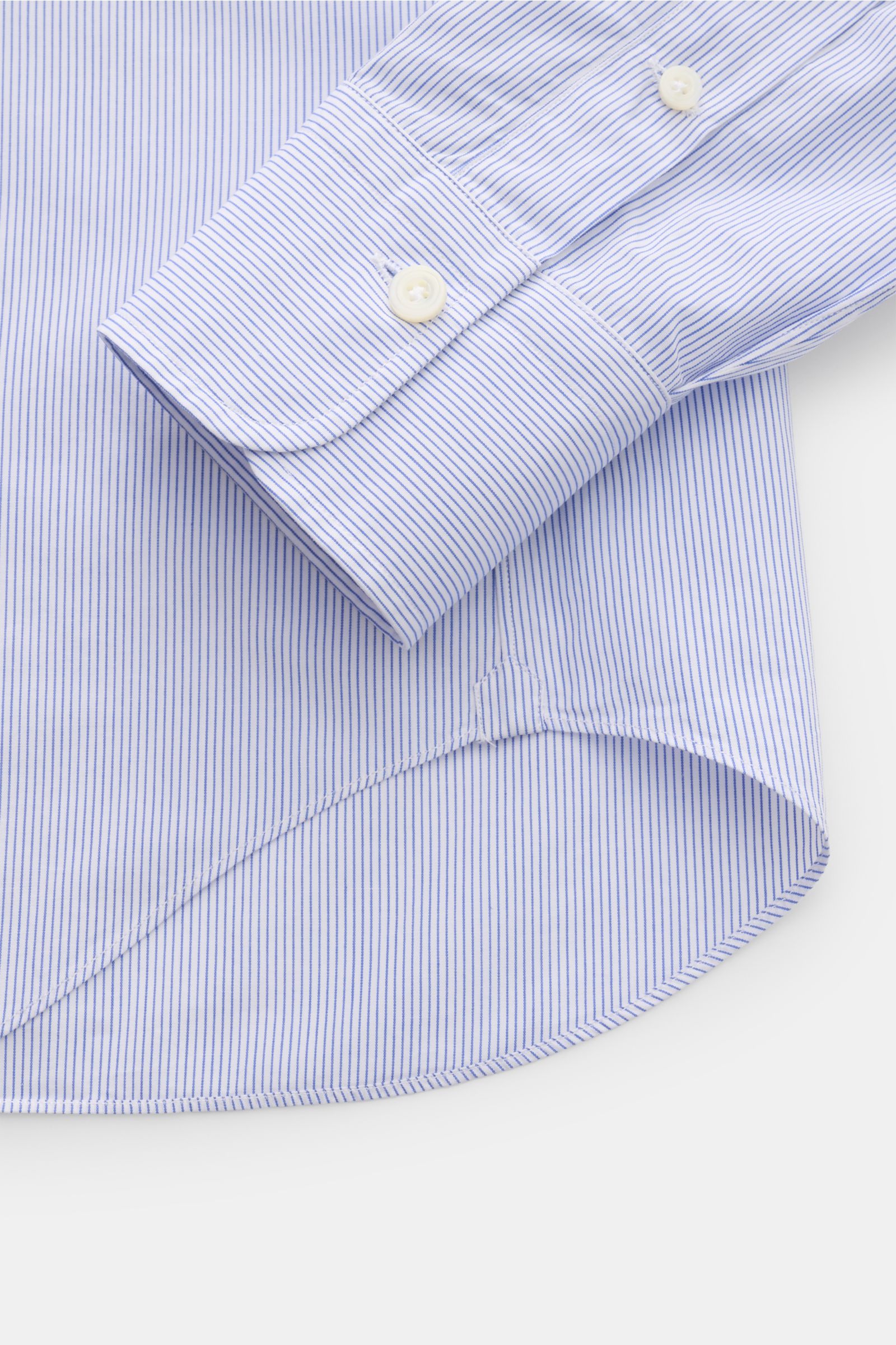 Gherardi Casual Hemd Haifisch-Kragen dunkelblau/weiß gestreift, Slim Fit, Popeline Baumwolle, glatter Griff, Sportmanschette, Saum, Nahaufnahme Ärmel und Saum von oben.