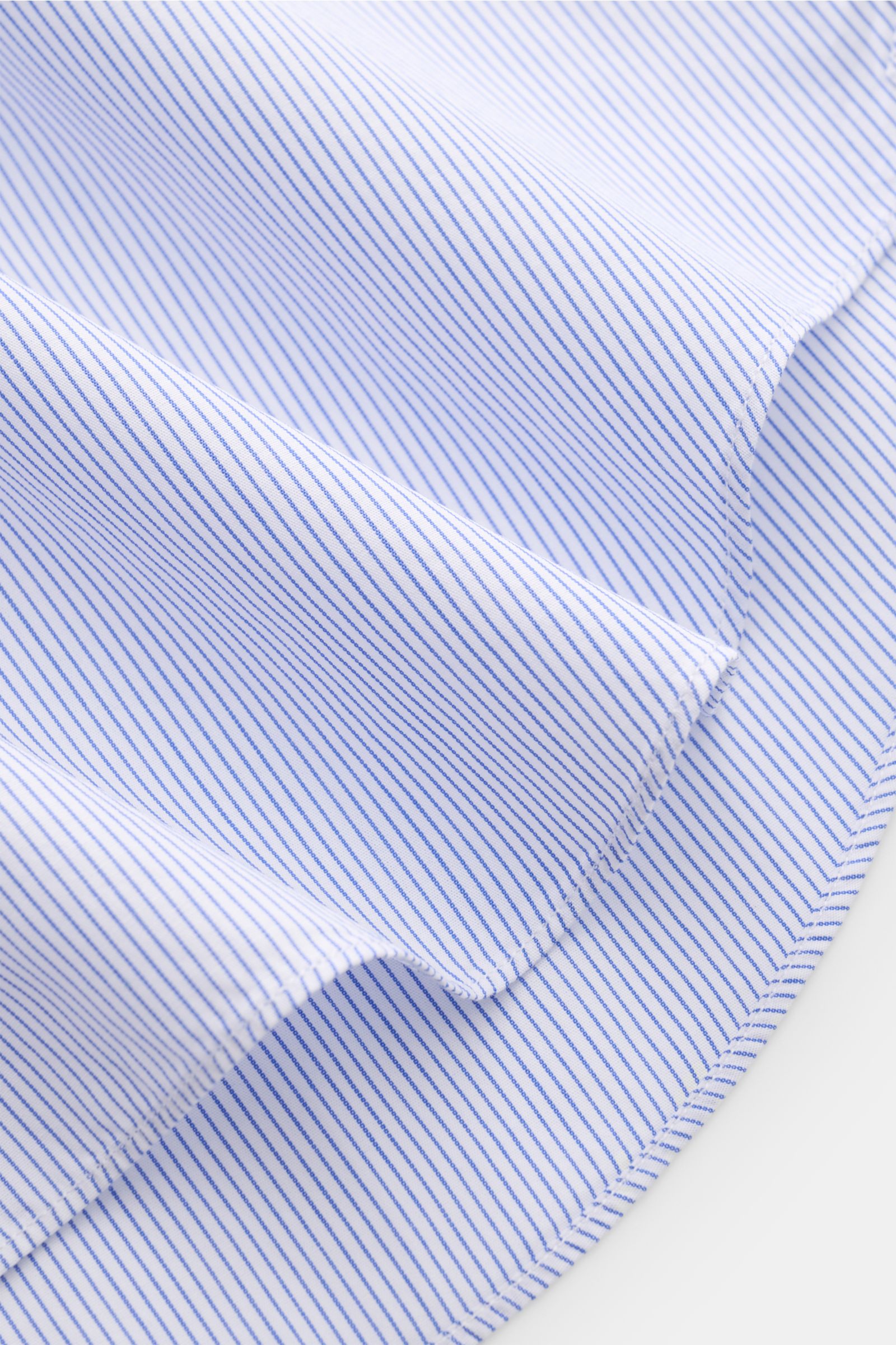Gherardi Casual Hemd Haifisch-Kragen dunkelblau/weiß gestreift, Nahaufnahme des gerundeten Saumverlaufs aus feiner Baumwoll-Popeline im Slim Fit.