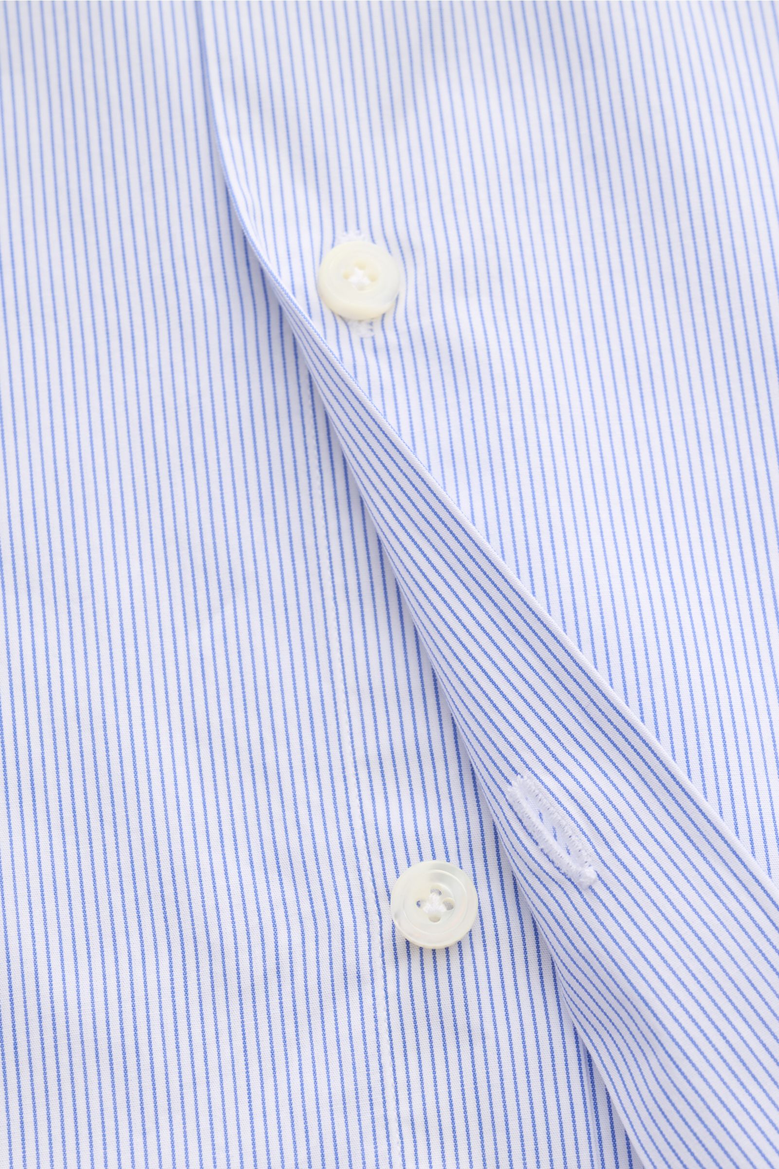 Gherardi Casual Hemd Haifisch-Kragen dunkelblau/weiß gestreift, Slim Fit, Popeline-Baumwolle, Haifisch-Kragen, französische Knopfleiste, Detailaufnahme von vorne.