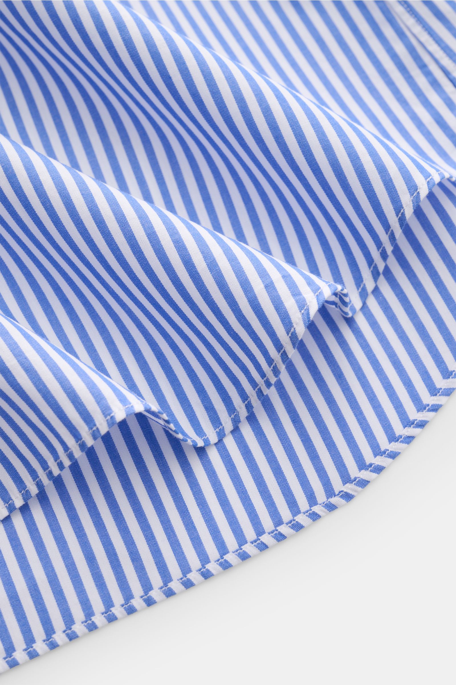 Gherardi Casual Hemd Haifisch-Kragen dunkelblau/weiß gestreift, Detailaufnahme des gerundeten Saumverlaufs aus feiner Baumwolle, Slim Fit.