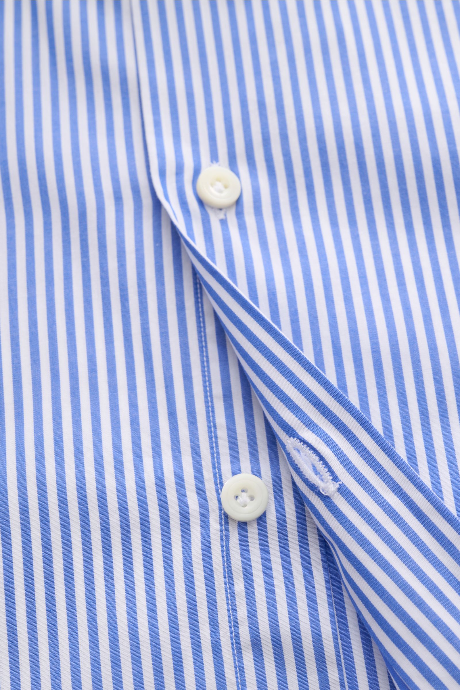 Gherardi Casual Hemd Haifisch-Kragen dunkelblau/weiß gestreift, Slim Fit, Popeline-Baumwolle, Haifisch-Kragen, Knopfleiste, Detailaufnahme von vorne.