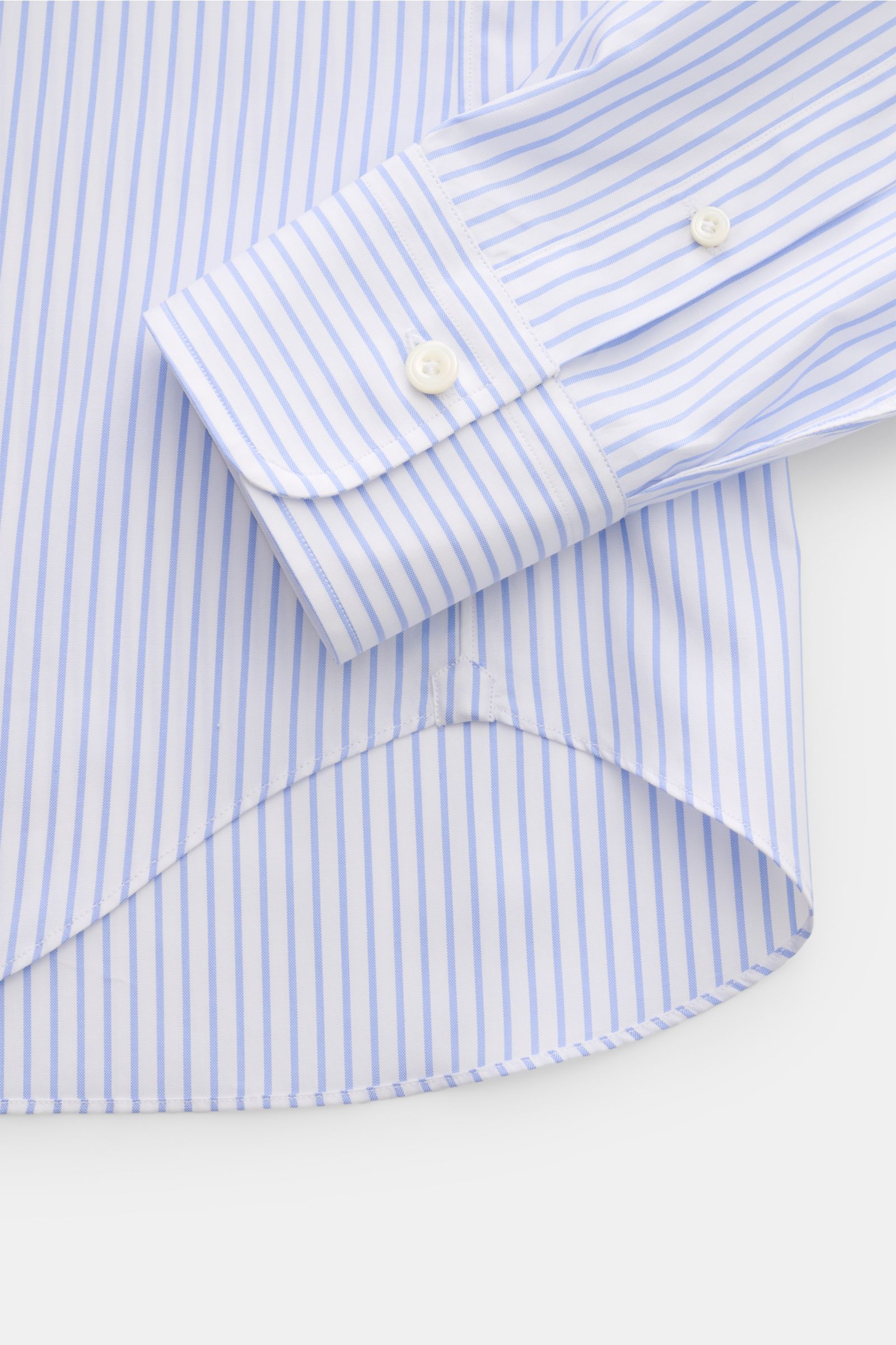 Gherardi Casual Hemd Haifisch-Kragen hellblau/weiß gestreift, Detailaufnahme von Sportmanschette, Popeline, Slim Fit, gerundeter Saum, hochwertige Baumwolle.