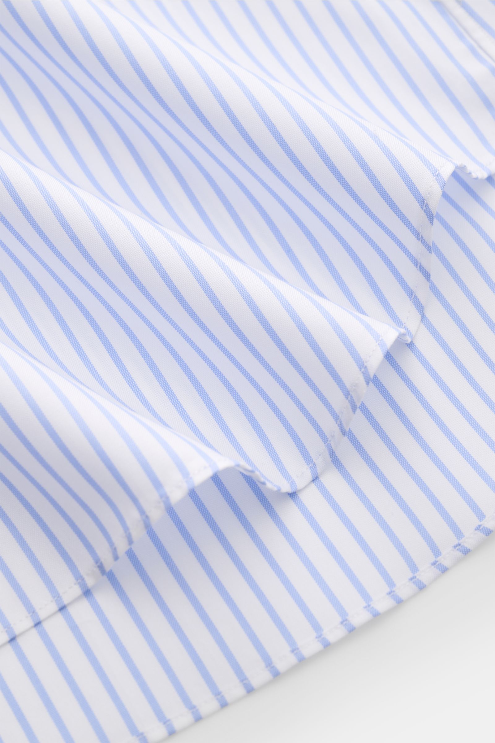 Nahaufnahme des Gherardi Casual Hemd Haifisch-Kragen hellblau/weiß gestreift, Popeline Baumwolle, Slim Fit, Sportmanschette, glatter Griff, gerundeter Saum.