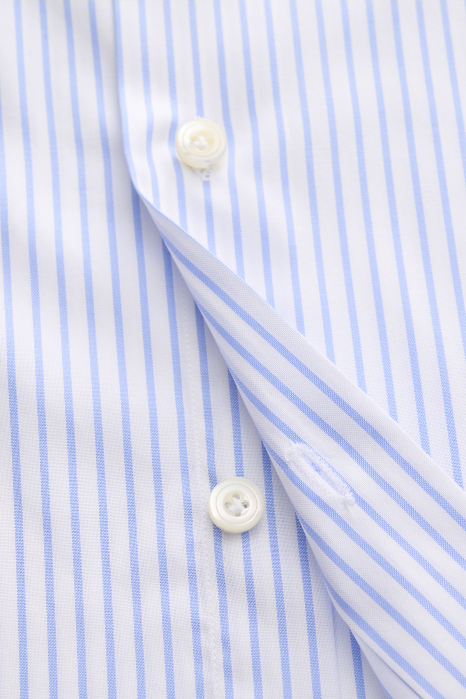 Gherardi Casual Hemd Haifisch-Kragen hellblau/weiß gestreift, Slim Fit Popeline-Baumwolle mit Sportmanschette, Knopfleiste, gerundeter Saum, Detailaufnahme frontal.