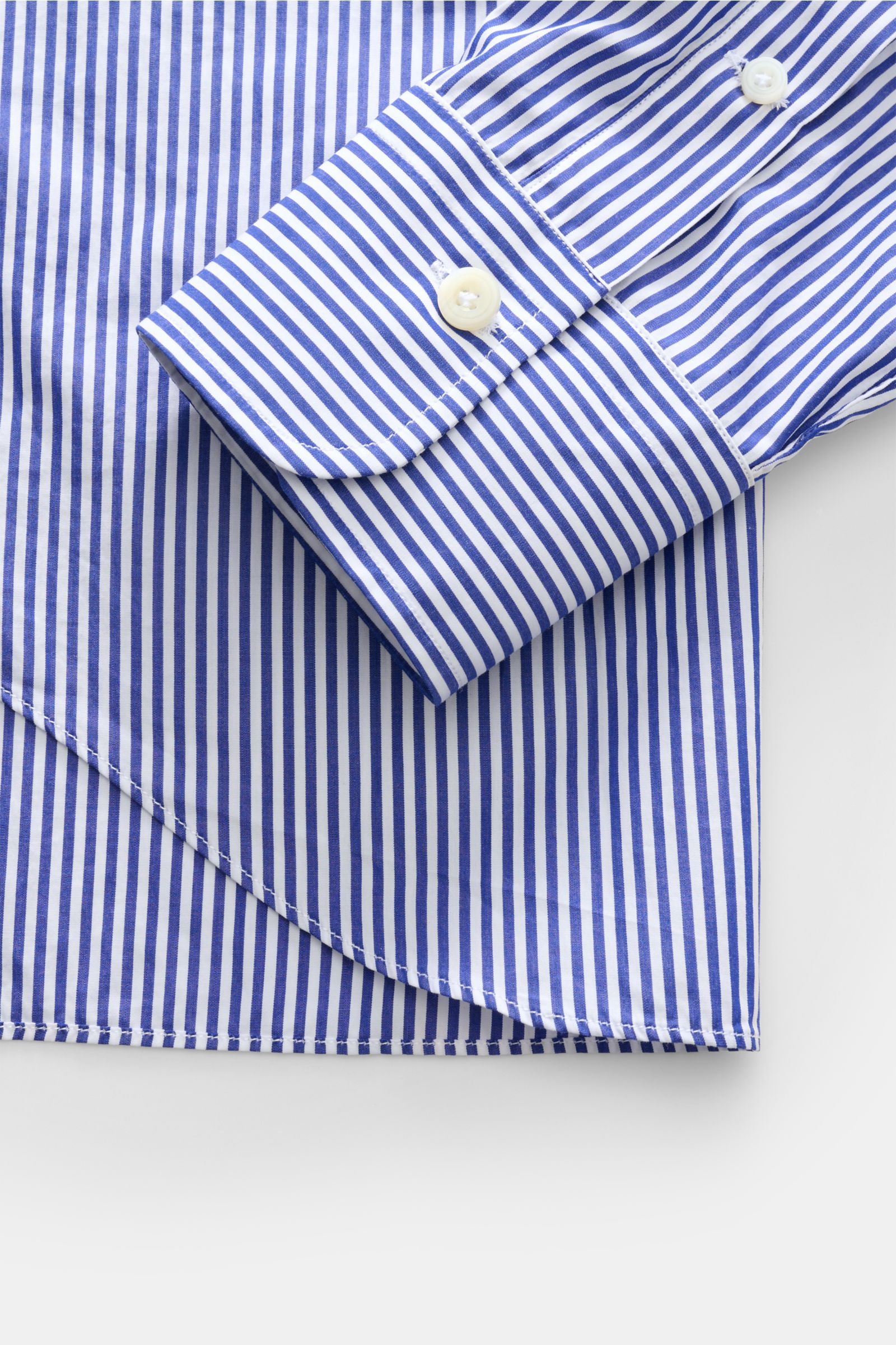 Gherardi Casual Hemd Haifisch-Kragen dunkelblau/weiß gestreift, Nahaufnahme Manschette, Slim Fit, Popeline Baumwolle, glatter Griff, leichte Qualität.