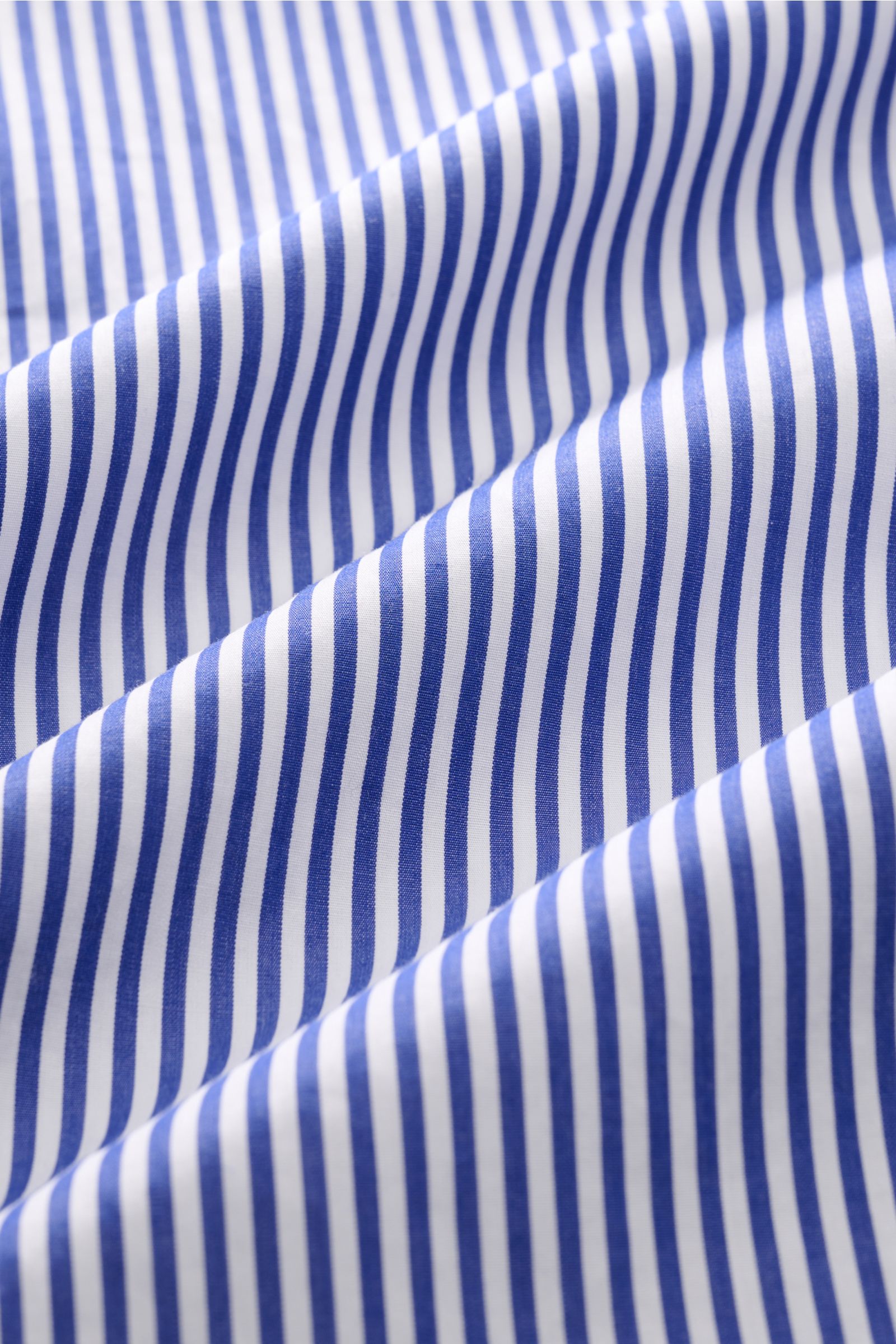 Gherardi Casual Hemd Haifisch-Kragen dunkelblau/weiß gestreift, Detailaufnahme der feinen Baumwolle im Slim Fit, glatter Griff, leichte Qualität.