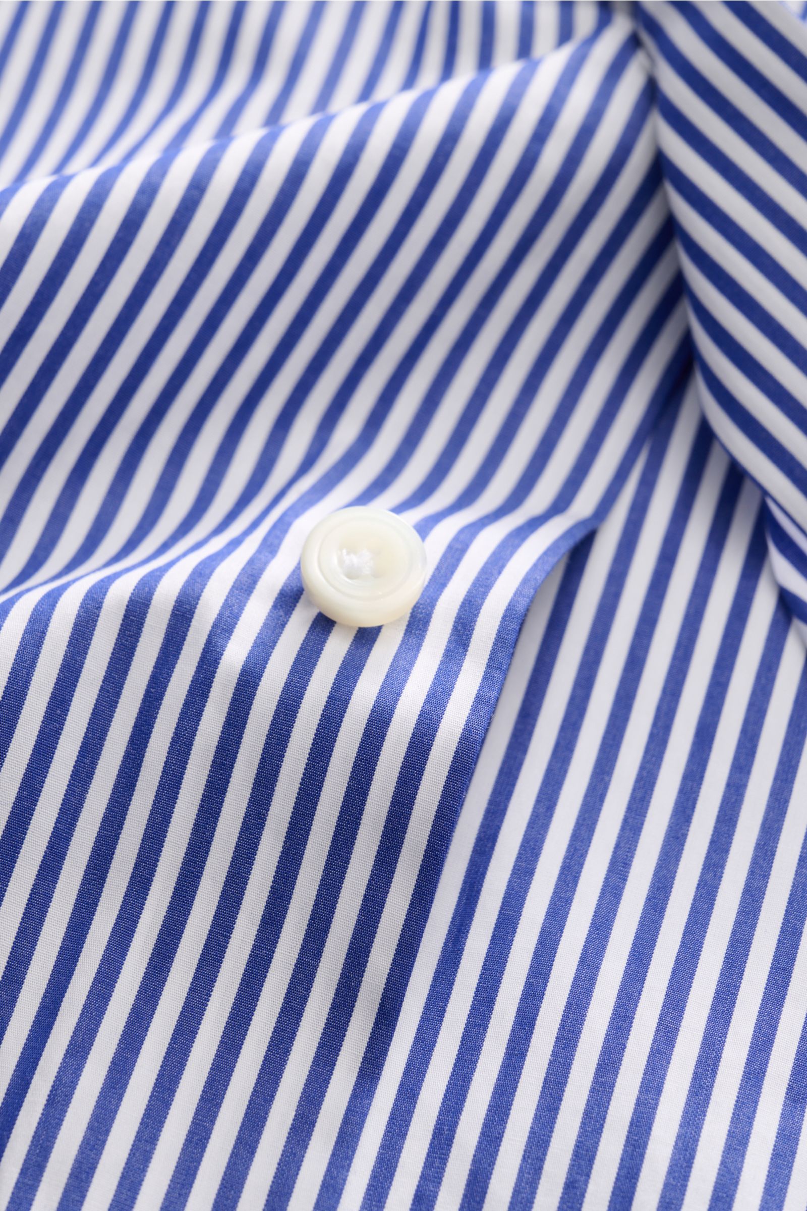 Gherardi Casual Hemd Haifisch-Kragen dunkelblau/weiß gestreift, Nahaufnahme von glatt gewebter Popeline mit Knopf, Slim Fit, leichte Baumwolle.