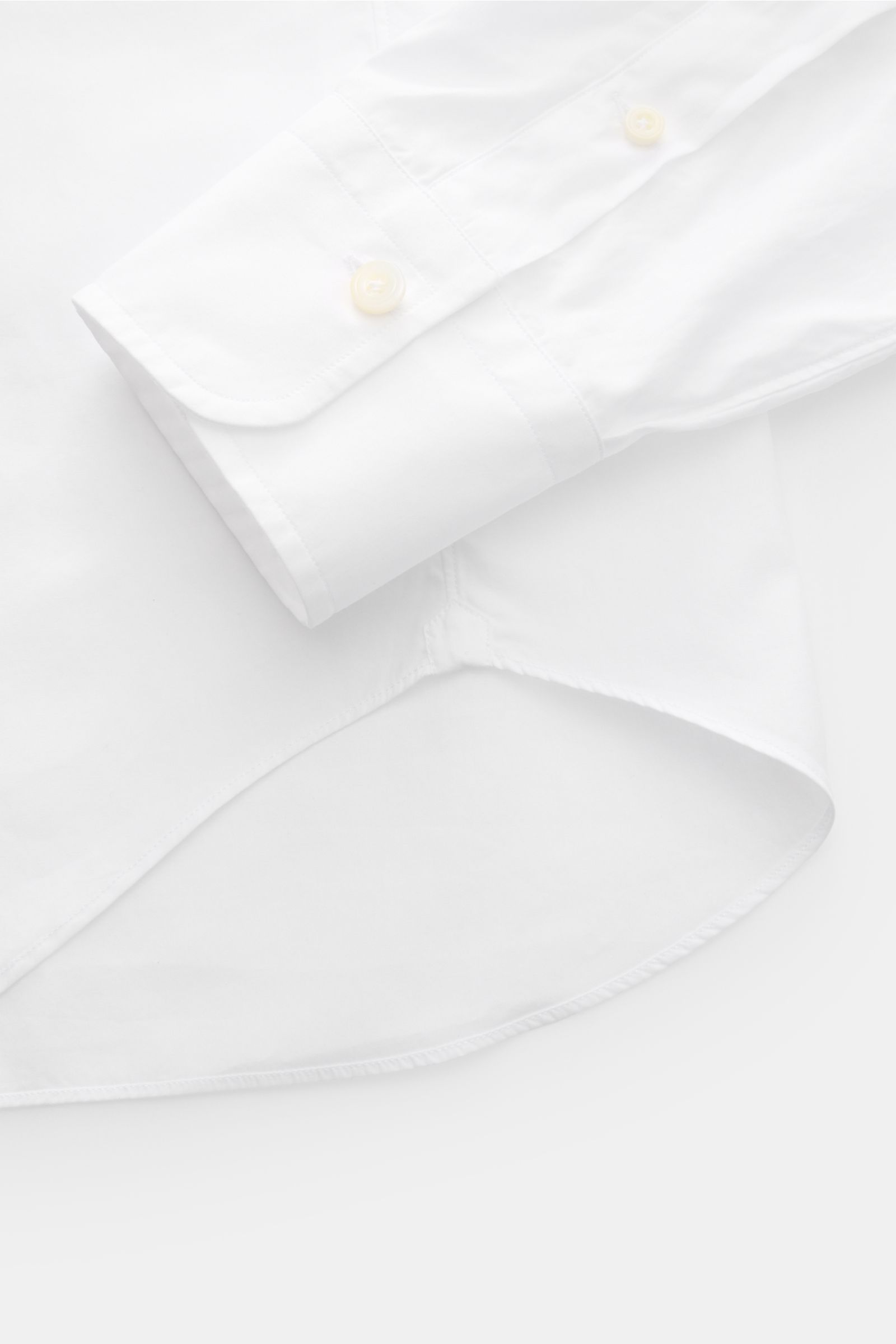 Nahaufnahme des unteren Bereichs und der klassischen Sportmanschette des Gherardi Casual Hemd Haifisch-Kragen weiß aus leichter Baumwolle in Slim Fit.