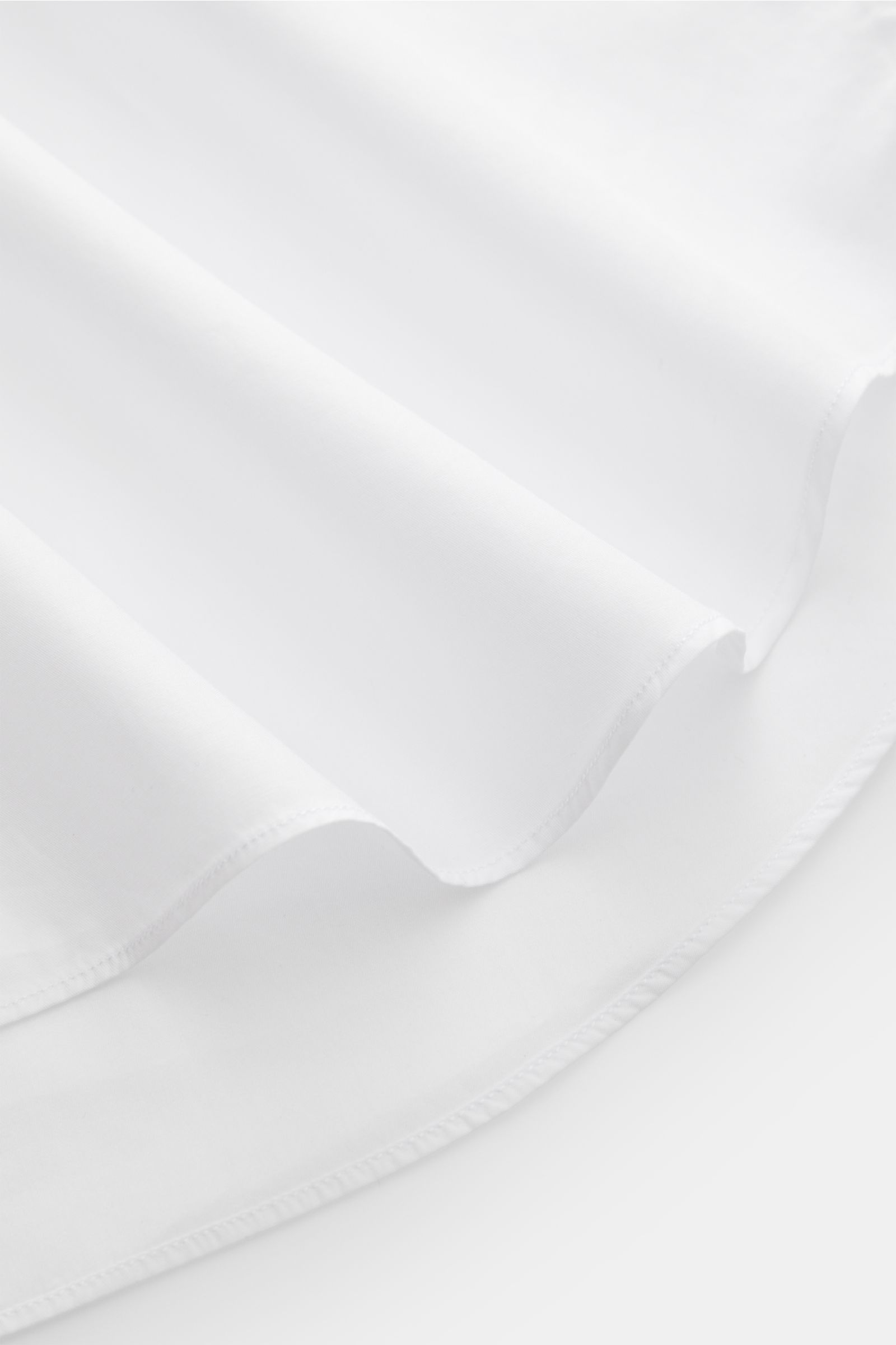 Gherardi Casual Hemd Haifisch-Kragen weiß, Detailaufnahme des gerundeten Saumverlaufs aus feiner, glatter Baumwoll-Popeline in Slim Fit mit Sportmanschette.