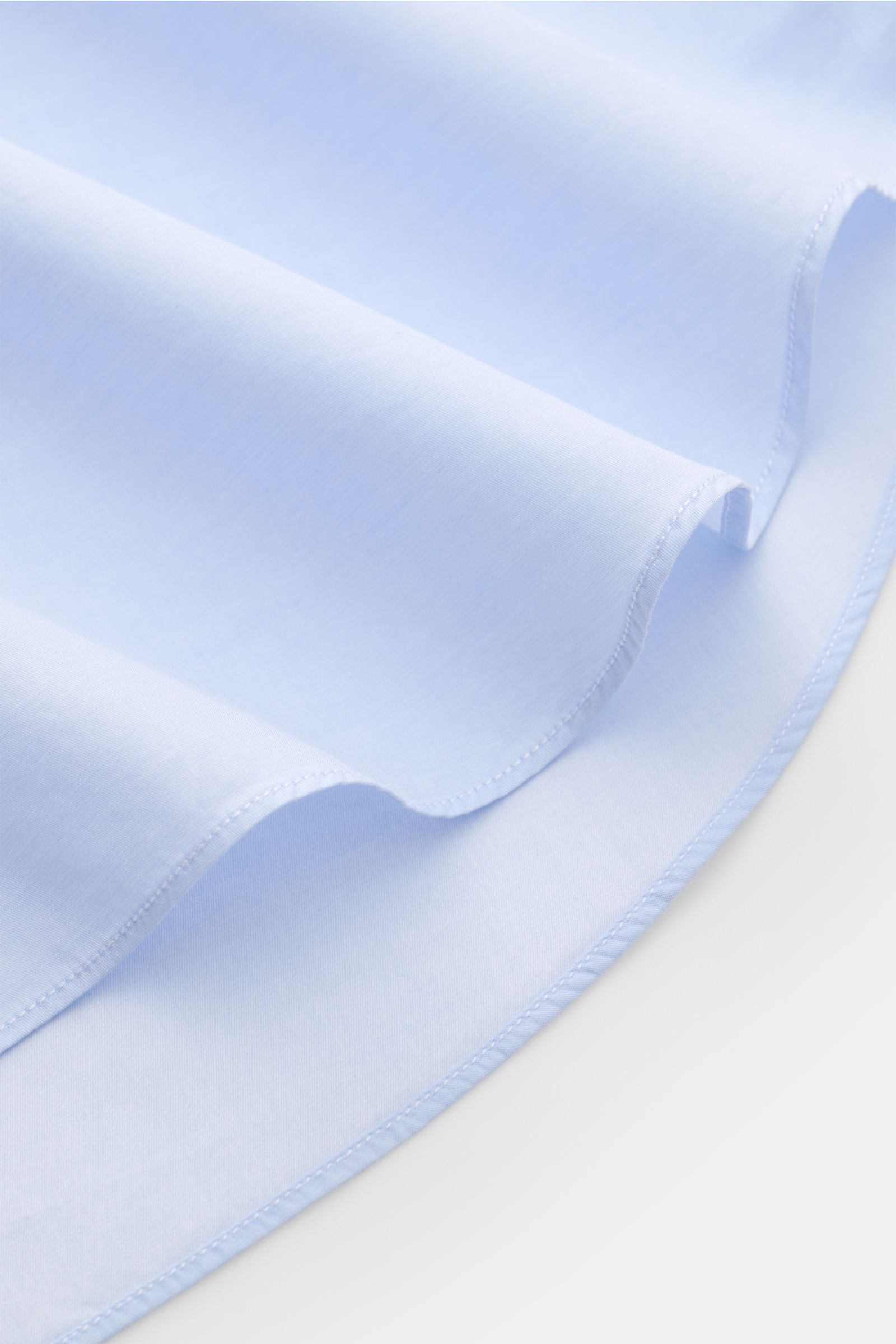 Gherardi Casual Hemd Haifisch-Kragen hellblau, Slim Fit, Popeline-Baumwolle, Sportmanschette, Haifischkragen, französische Knopfleiste, gerundeter Saum, Detailaufnahme Stoff und Saum.