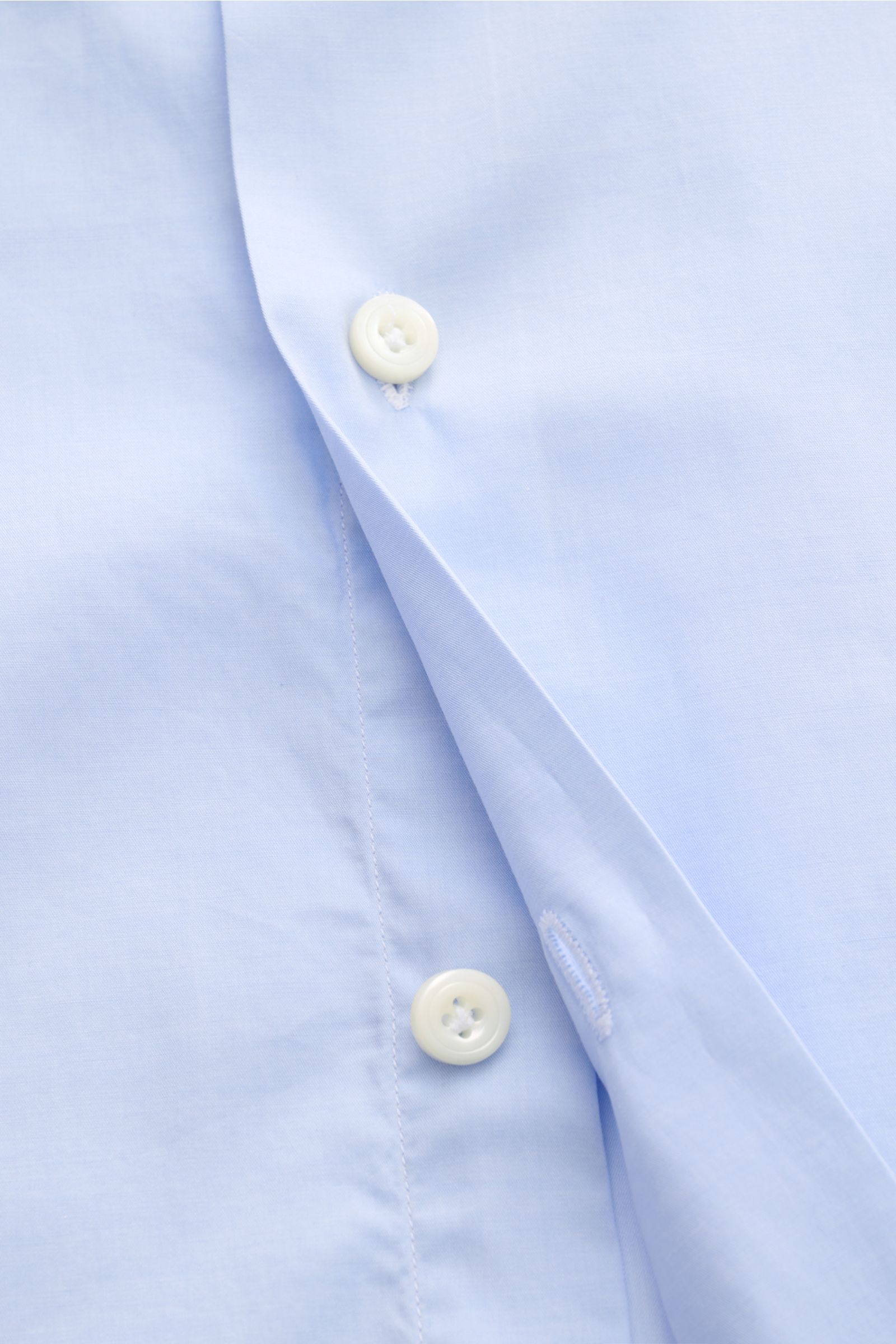 Gherardi Casual Hemd Haifisch-Kragen hellblau, Slim Fit, Popeline aus Baumwolle, Sportmanschette, französische Knopfleiste, Nahaufnahme der Knöpfe frontal.