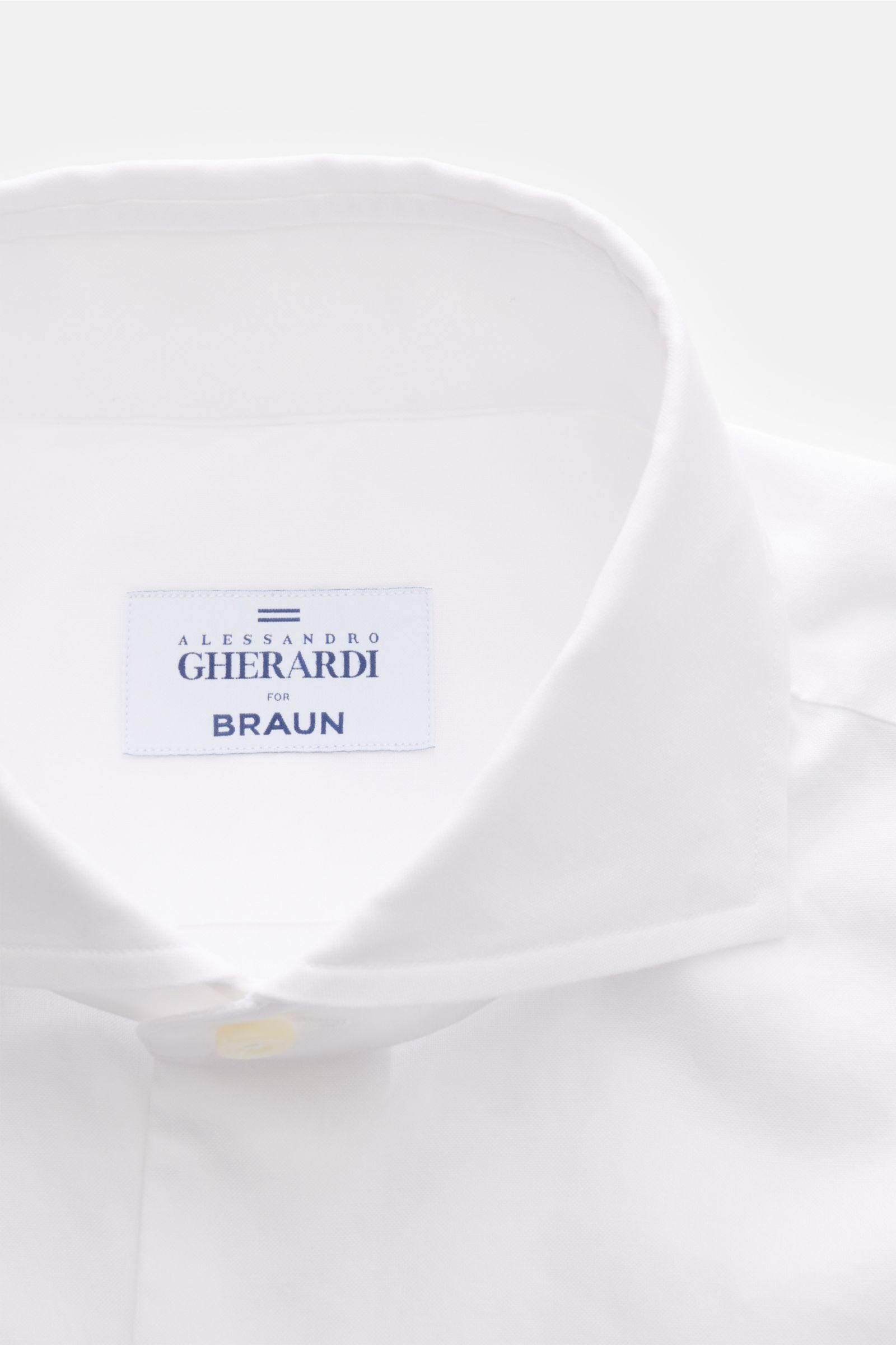 Close-up front view of the Gherardi Oxford shirt shark collar white, showcasing the slim fit and shark collar design.

An elegant Oxford shirt in a slim fit by GHERARDI: the finest, premium quality cotton combined with a shark collar creates a stylish 