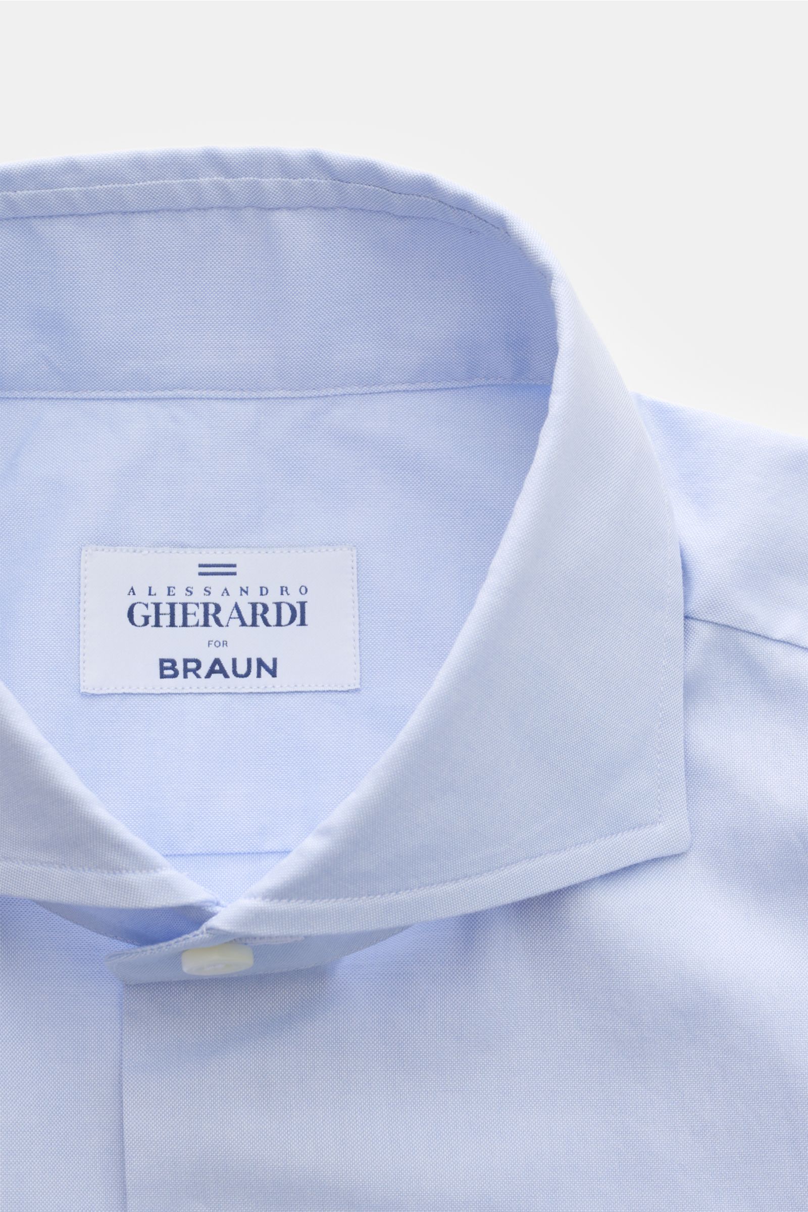 Gherardi Oxford shirt shark collar light blue shown from a close-up front perspective, highlighting the shark collar and premium cotton fabric.

An elegant Oxford shirt in a slim fit by GHERARDI: the finest, premium quality cotton combined with a shark