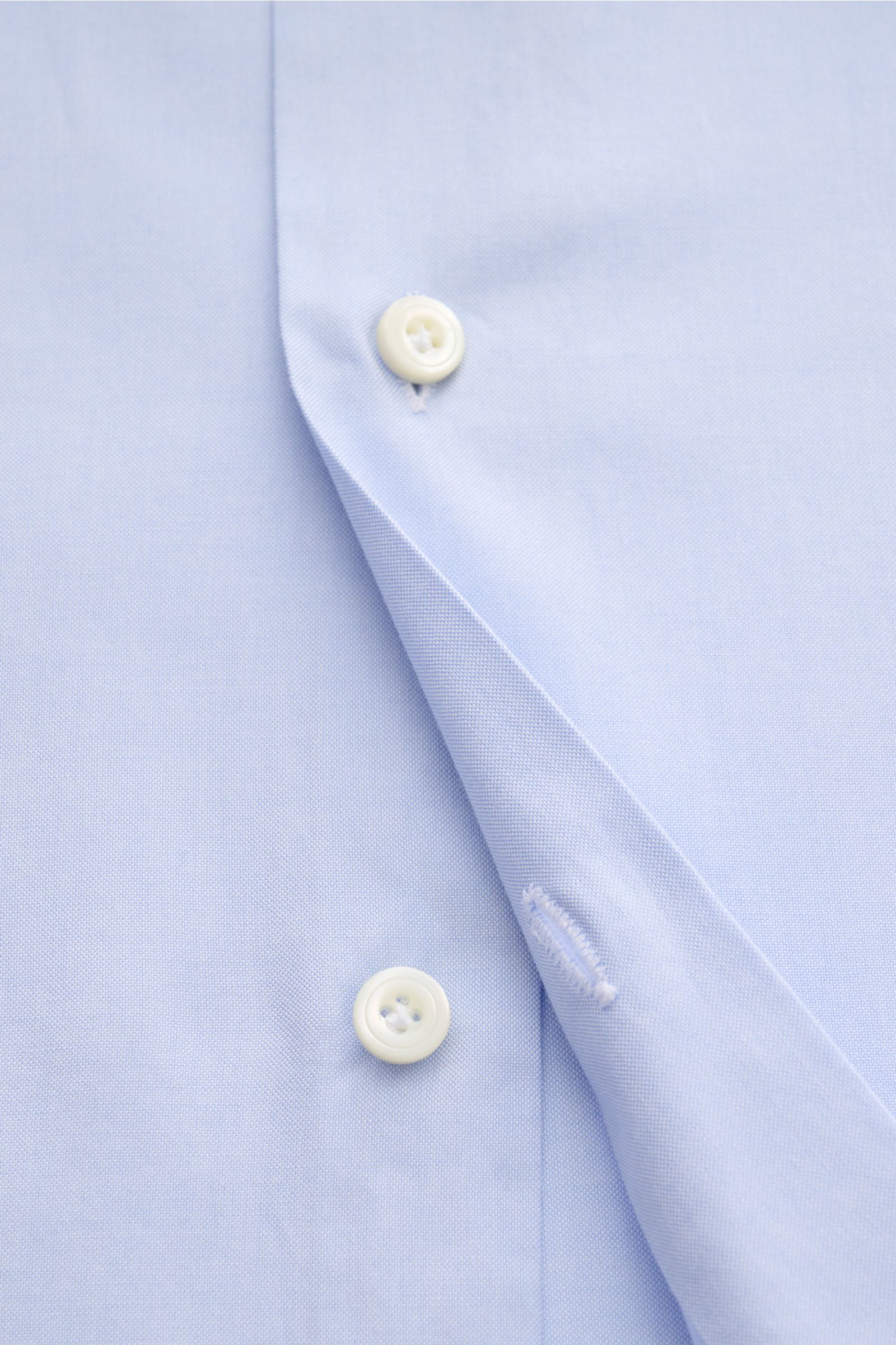Close-up front view of the Gherardi Oxford shirt shark collar light blue showing button placket and fine cotton fabric texture.

An elegant Oxford shirt in a slim fit by GHERARDI: the finest, premium quality cotton combined with a shark collar creates 