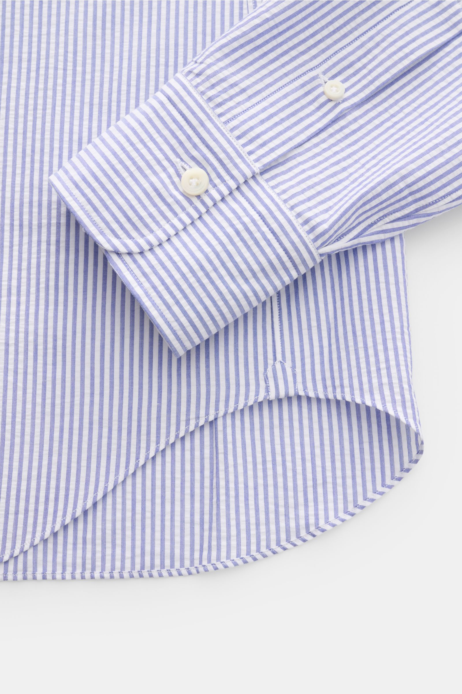 Close-up view of the cuff and hem of the Gherardi Seersucker casual shirt shark collar dark blue/white striped, showing fine seersucker fabric and slim fit design.

This casual shirt by GIAMPAOLO is made of comfortable, fine seersucker fabric – a confi