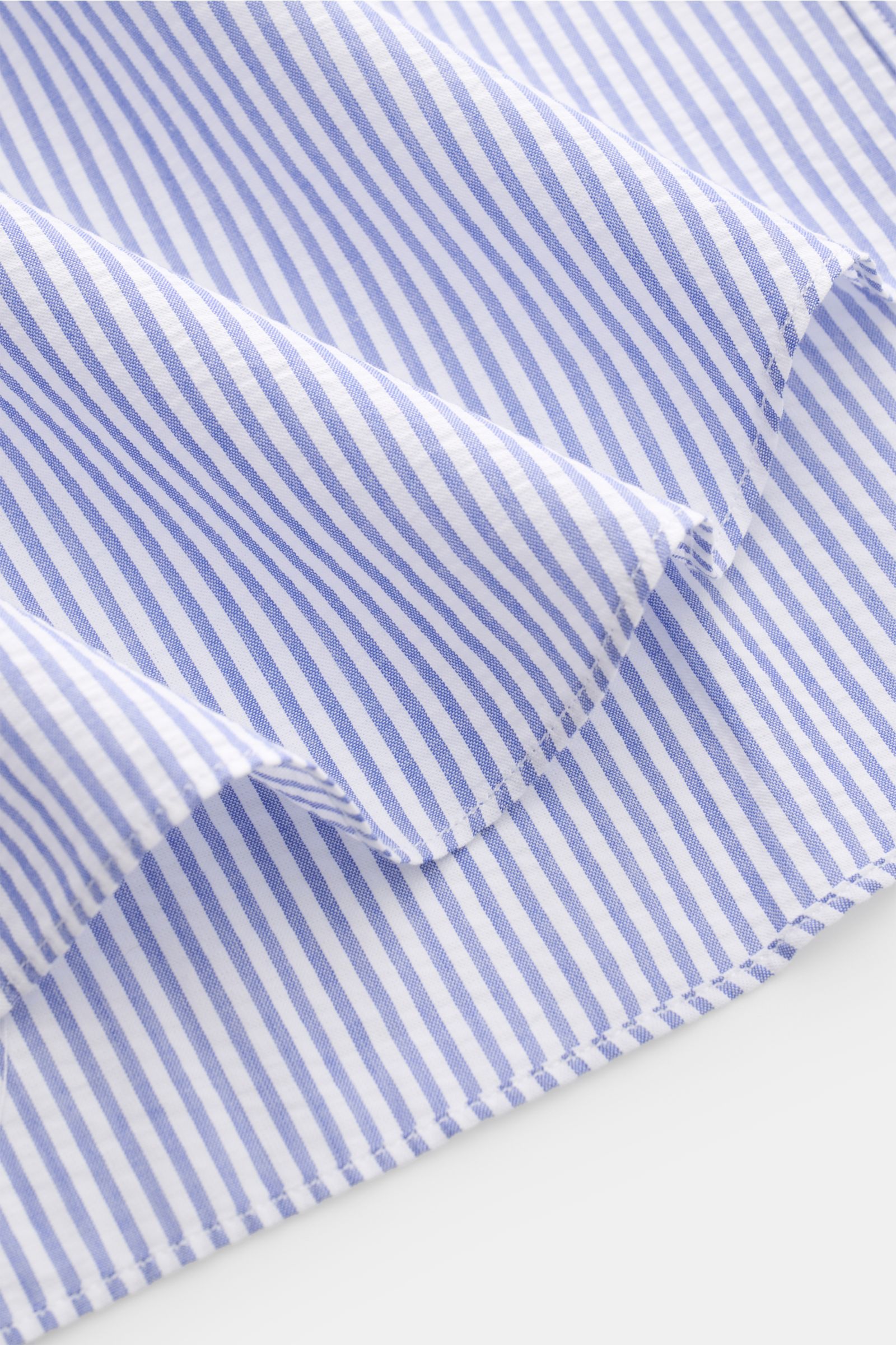 Close-up of the striped fabric of the Gherardi Seersucker casual shirt shark collar dark blue/white striped, showing texture and stitching.

This casual shirt by GIAMPAOLO is made of comfortable, fine seersucker fabric – a confident piece for the offic