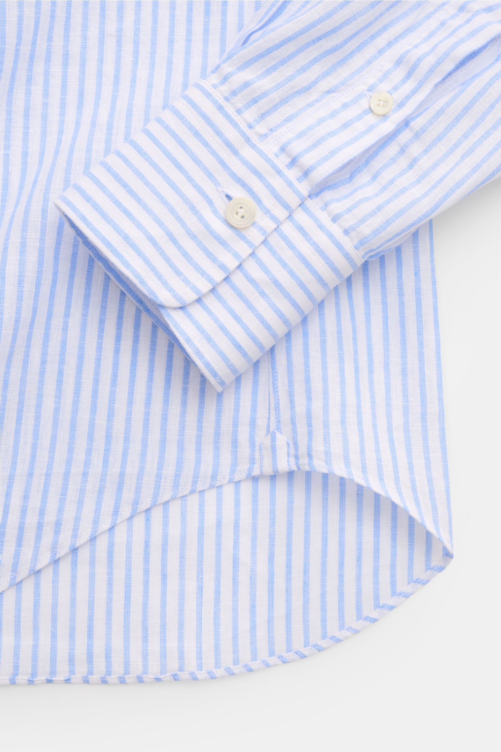 Gherardi Casual-Hemd Haifisch-Kragen hellblau/weiß gestreift, Detailaufnahme von Manschette und Saum, Baumwoll-Leinen-Mix, Regular Fit, leichte Leinwandbindung.