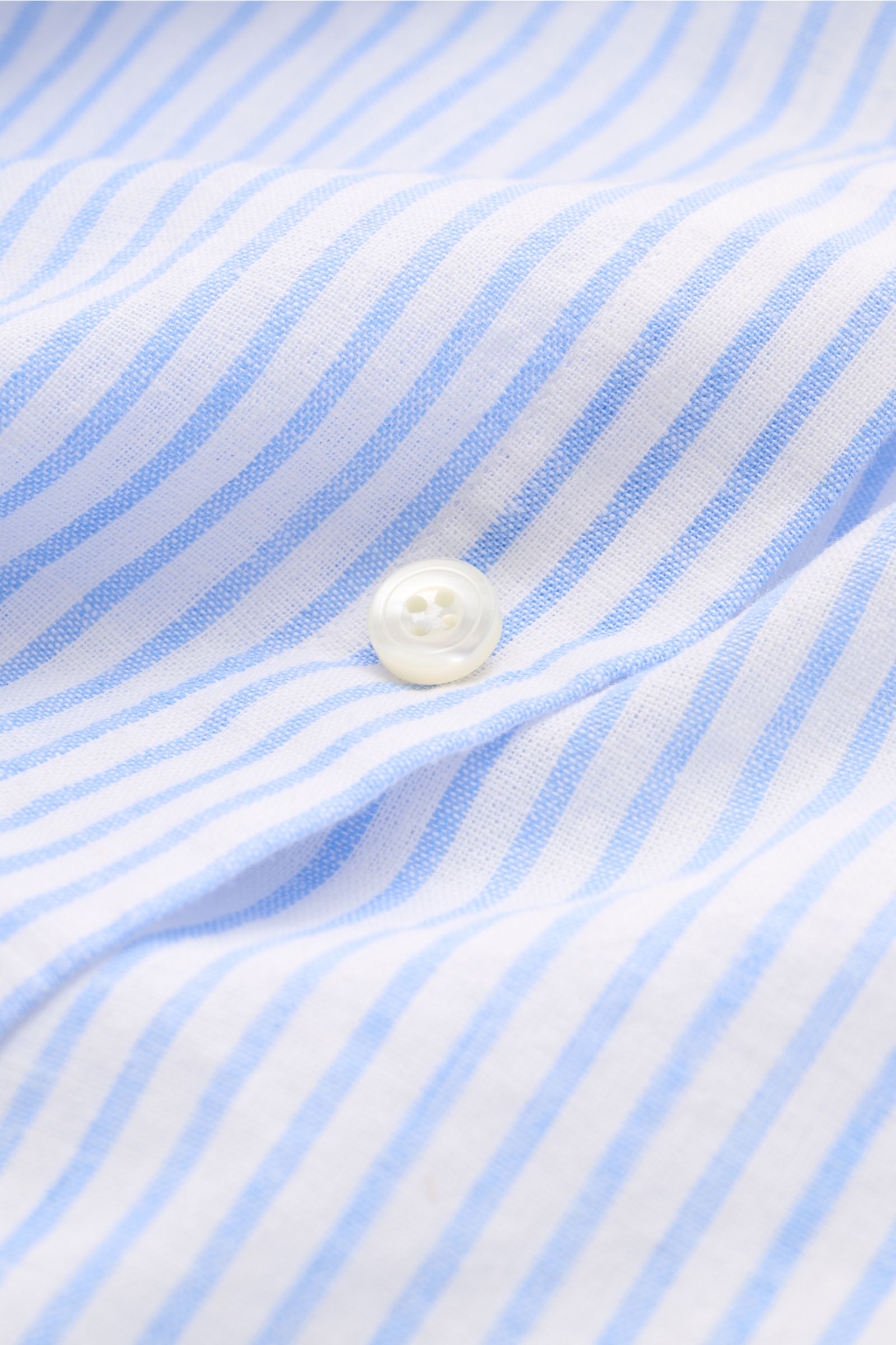 Gherardi Casual-Hemd Haifisch-Kragen hellblau/weiß gestreift, Detailaufnahme von Knopf und Baumwolle-Leinen-Gewebe mit leichter Leinwandbindung.