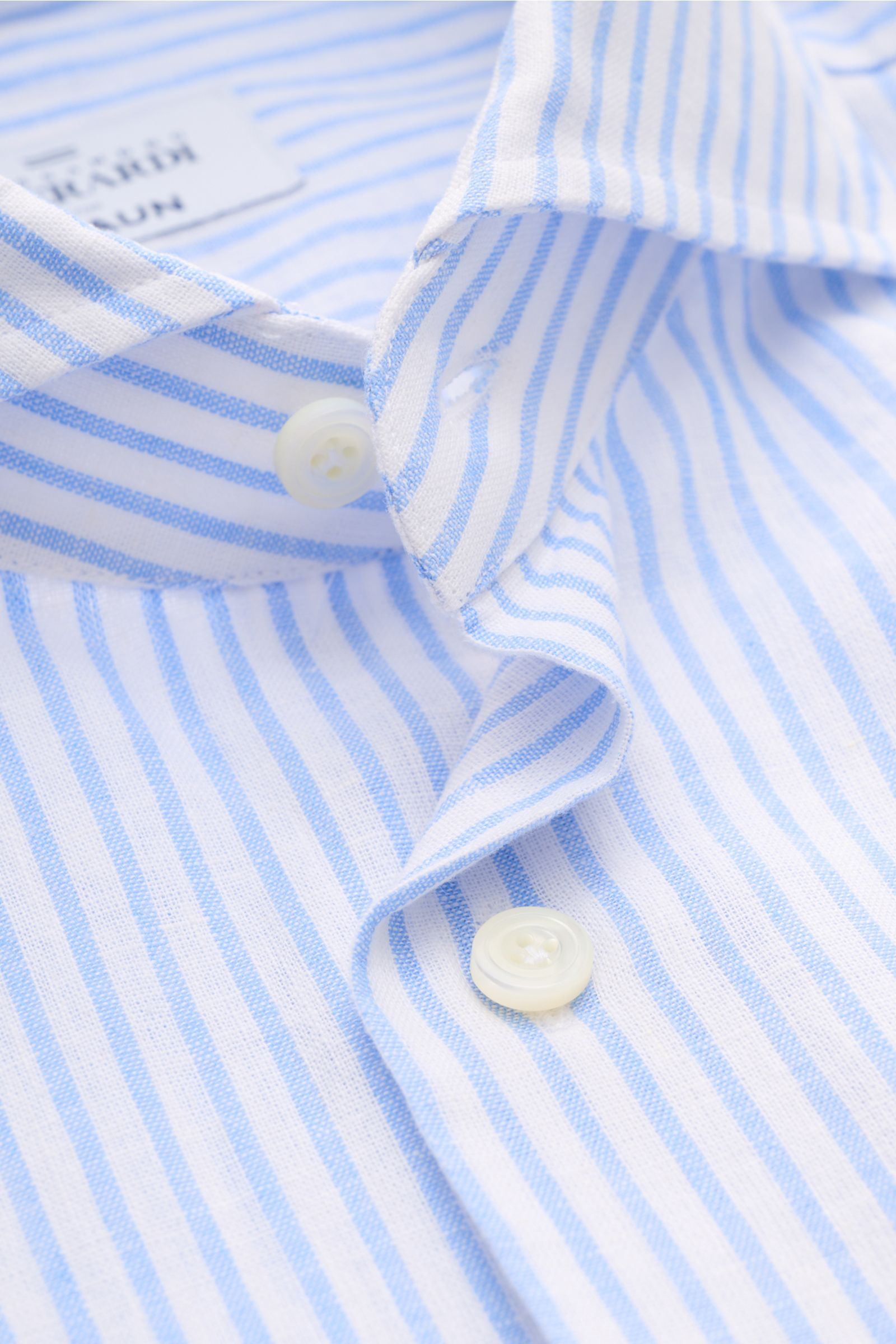 Nahaufnahme des Gherardi Casual-Hemd Haifisch-Kragen hellblau/weiß gestreift aus Baumwolle und Leinen, Regular Fit, mit französischer Knopfleiste, Sportmanschette, rückwärtigen Taillenabnähern und geradem Saumverlauf, fotografiert von oben.