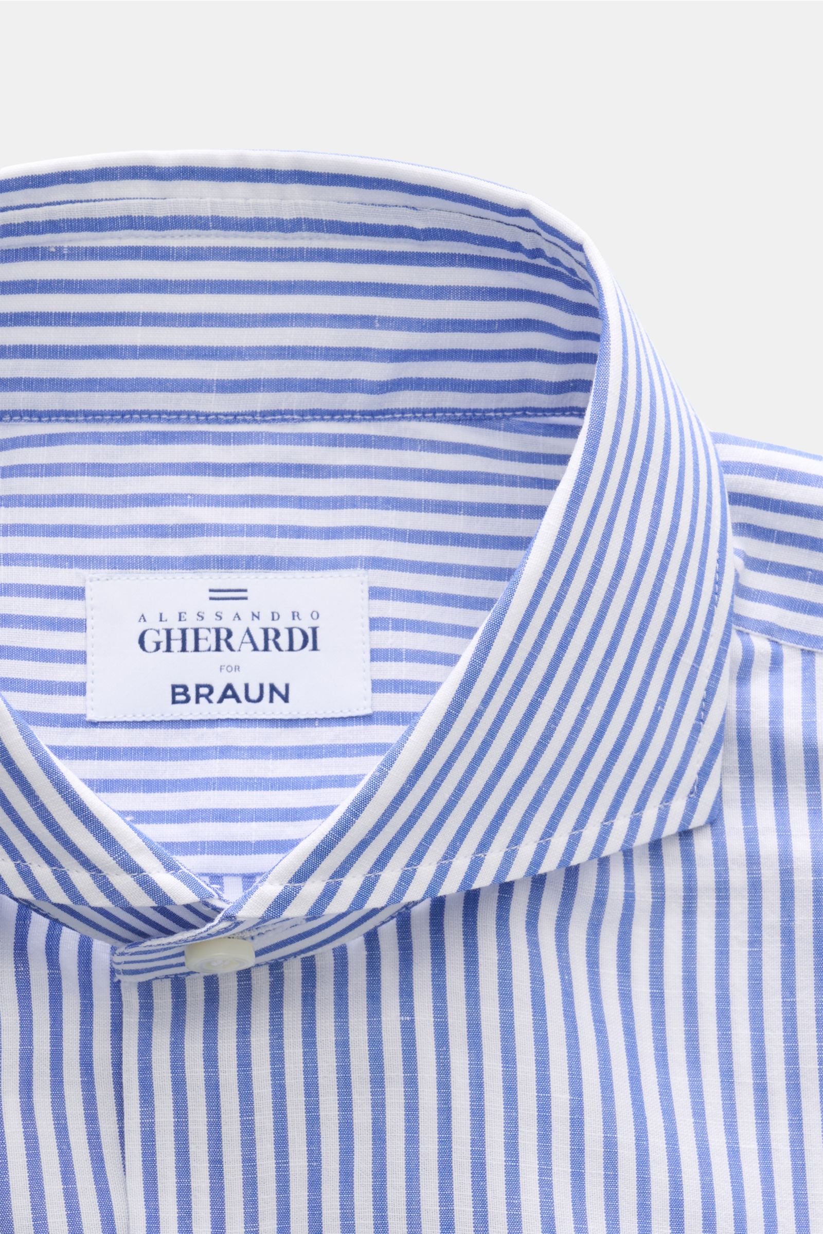 Gherardi Casual-Hemd Haifisch-Kragen blau/weiß gestreift, Nahaufnahme von oben, leichter Baumwolle-Leinen-Mix, Regular Fit, französische Knopfleiste.