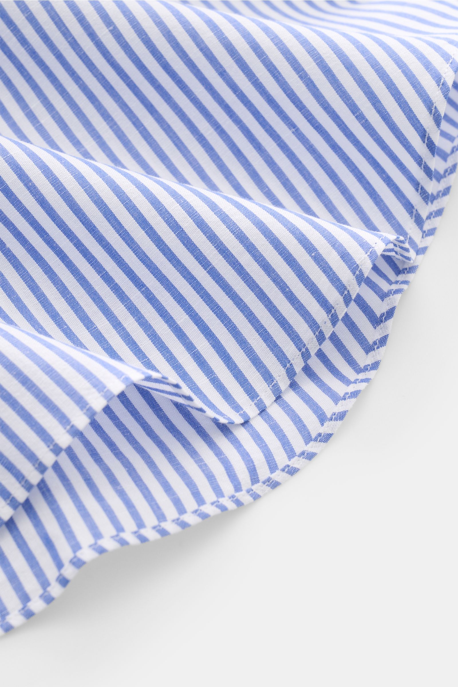 Gherardi Casual-Hemd Haifisch-Kragen blau/weiß gestreift, Detailaufnahme des Saumverlaufs aus Baumwolle und Leinen, leichte Leinwandbindung, Regular Fit.
