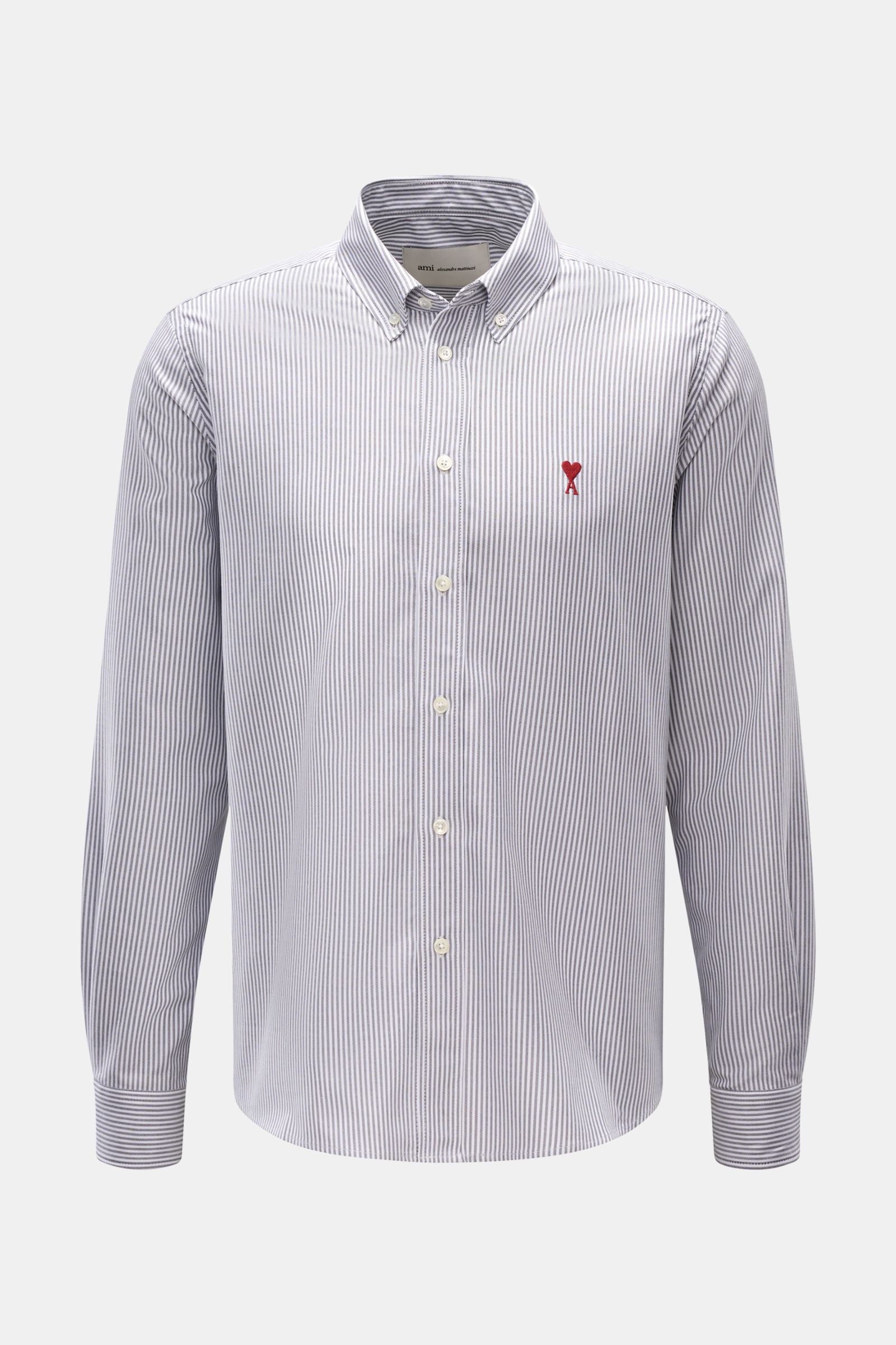 Frontale Aufnahme des Ami Paris Casual Hemd Button-Down-Kragen schwarz/weiß gestreift mit klassischem Streifen-Design, rotem Logo, reiner Baumwolle, weichem Griff, Oversized Fit, aufgesetzter Knopfleiste und leicht gerundetem Saum.