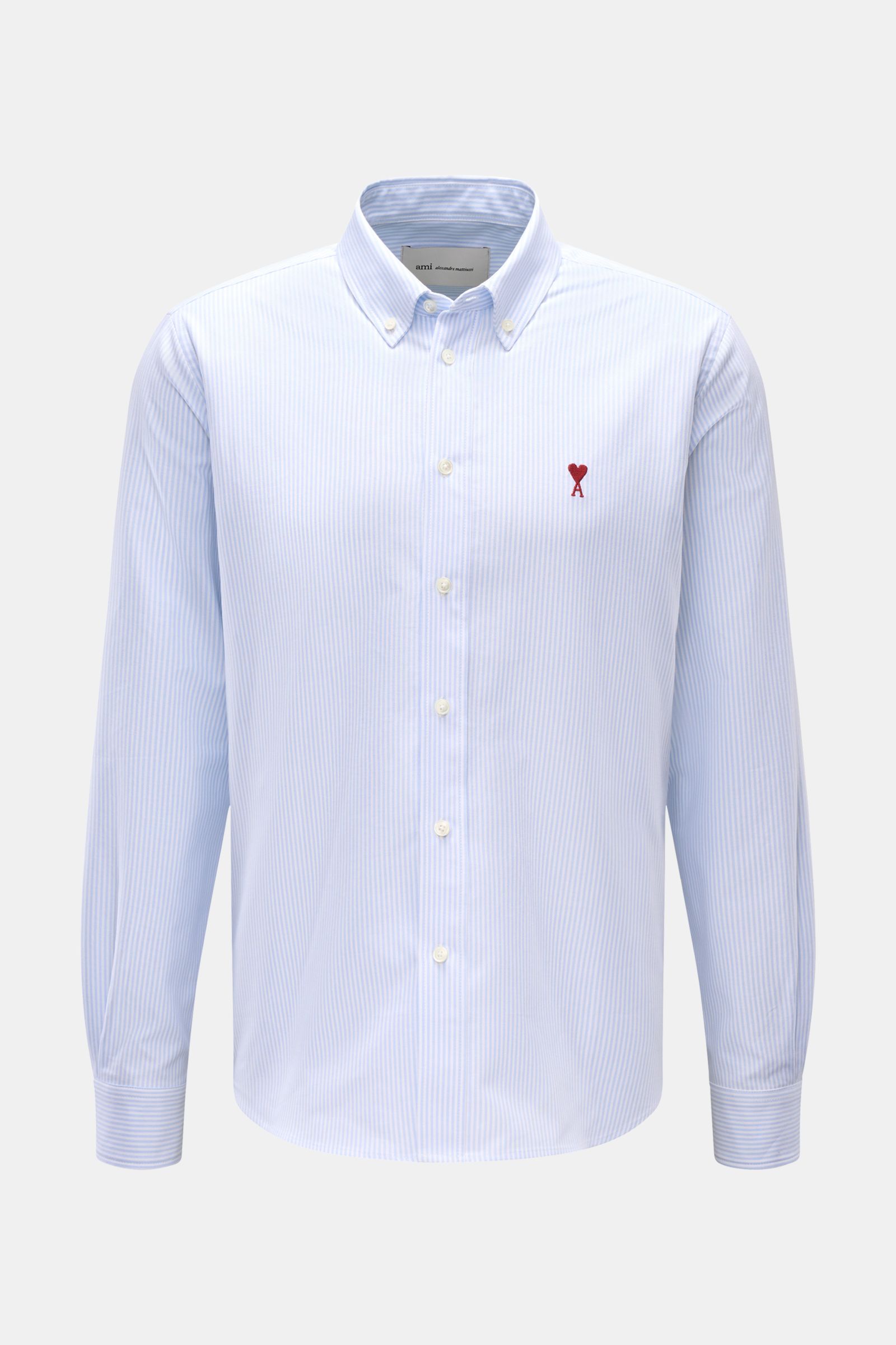 Ami Paris Casual Hemd Button-Down-Kragen hellblau/weiß gestreift, aus reiner Baumwolle, Oversized Fit, weicher Griff, frontale Ansicht mit klassischer Knopfleiste und rotem Logo.