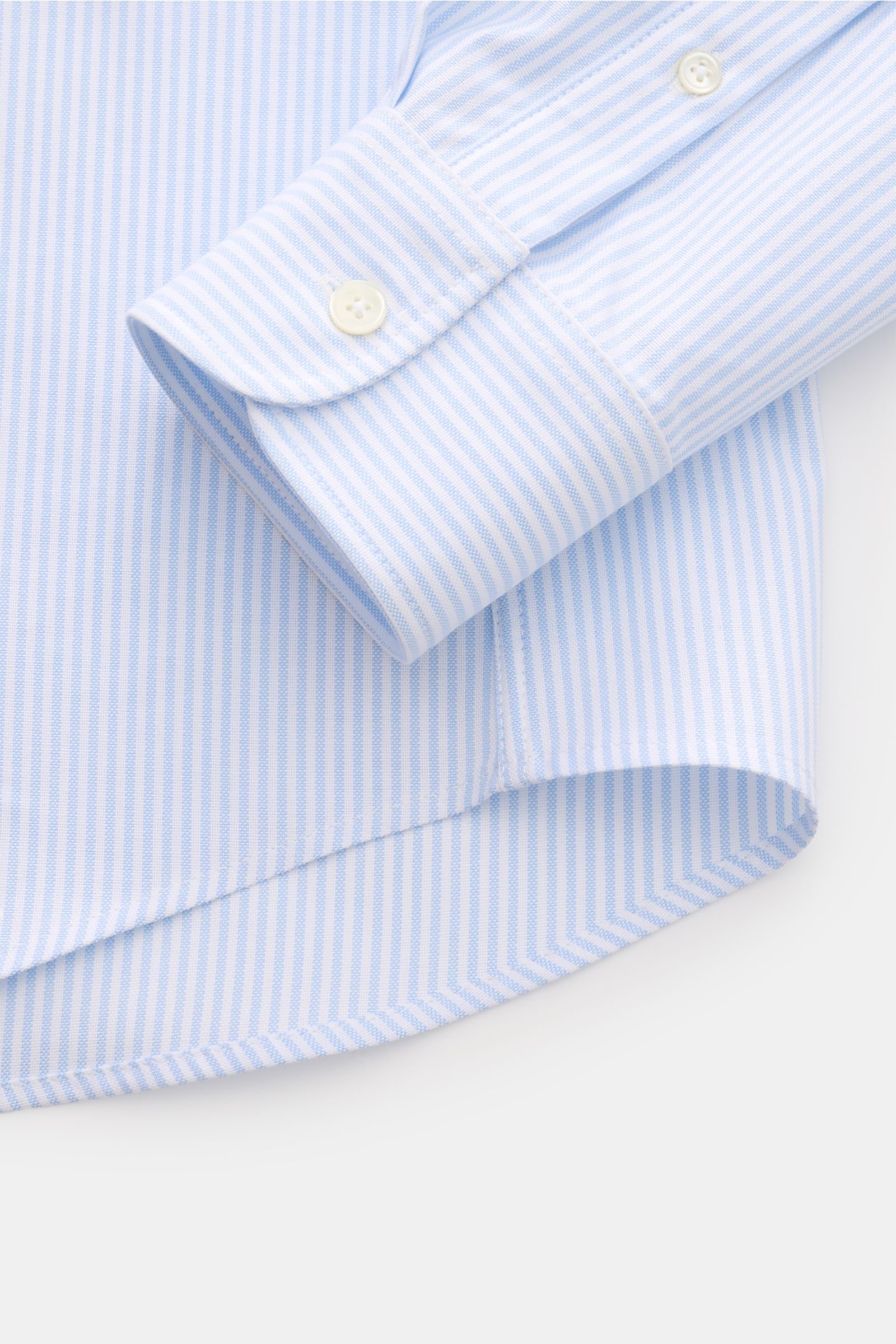 Ami Paris Casual Hemd Button-Down-Kragen hellblau/weiß gestreift, Detailansicht Manschette und Saum, reine Baumwolle, weicher Griff.